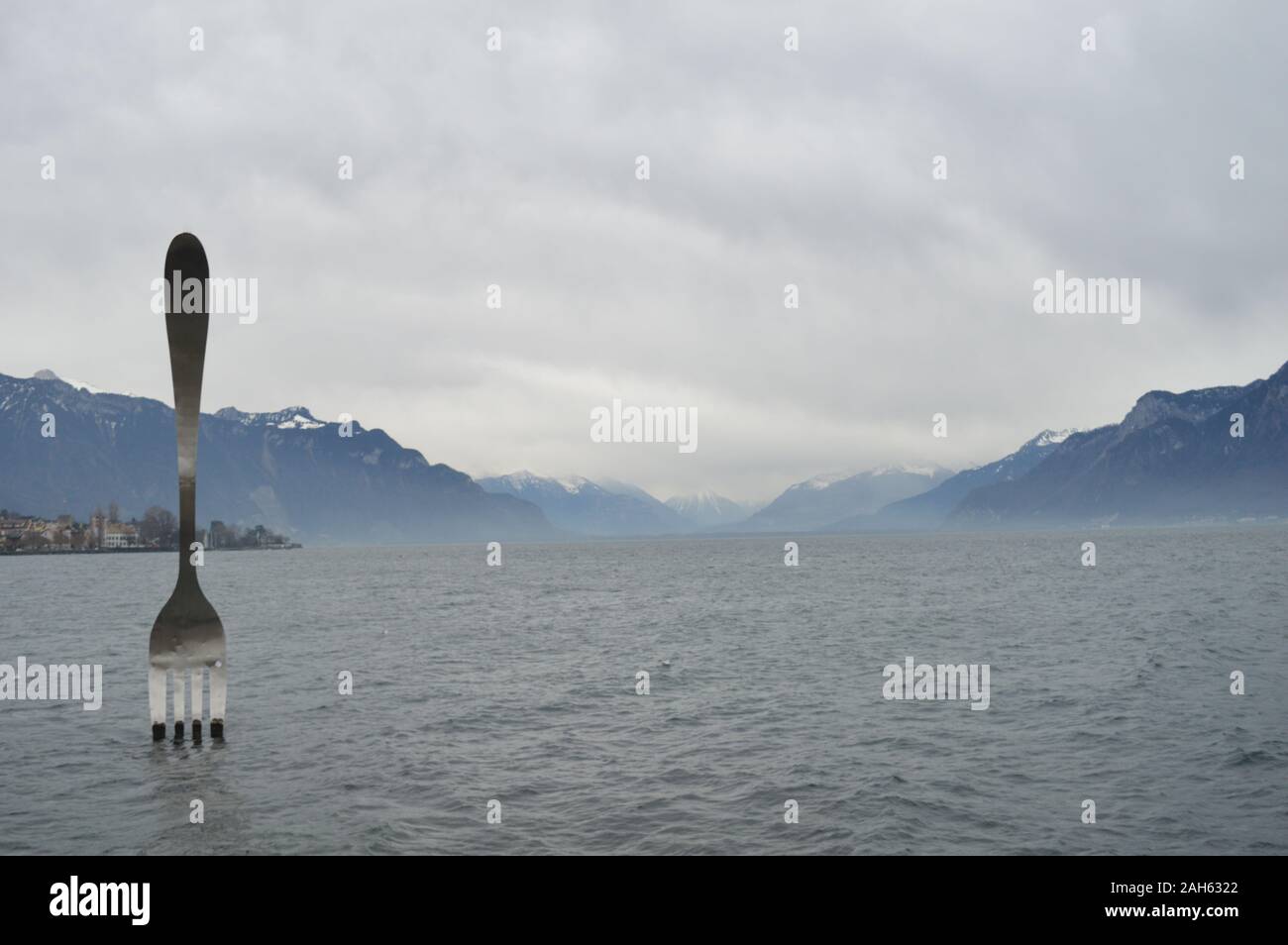 Vevey, Schweiz. 20. Dezember 2019. Blick auf den Lac Leman in Vevey mit einer riesigen Skulptur aus Edelstahl am Genfer See. Stockfoto