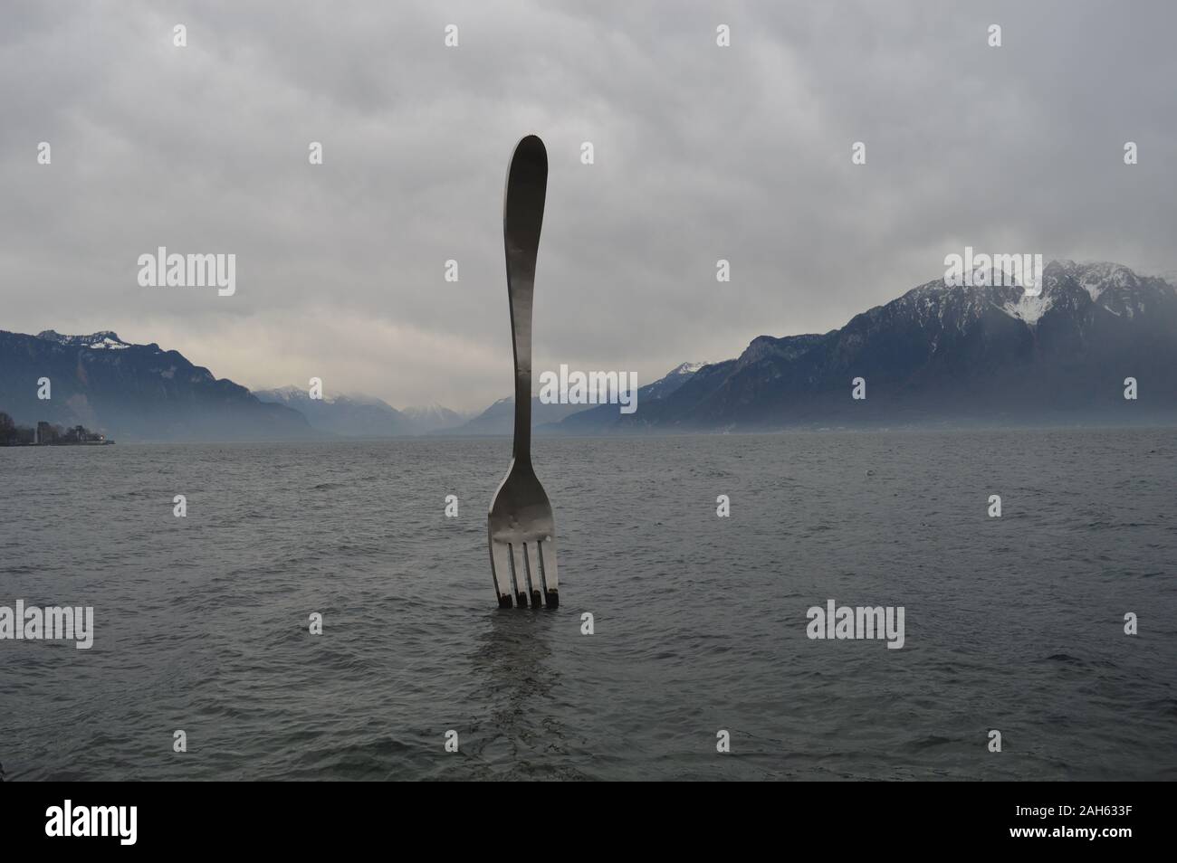 Vevey, Schweiz. 20. Dezember 2019. Blick auf den Lac Leman in Vevey mit einer riesigen Skulptur aus Edelstahl am Genfer See. Stockfoto