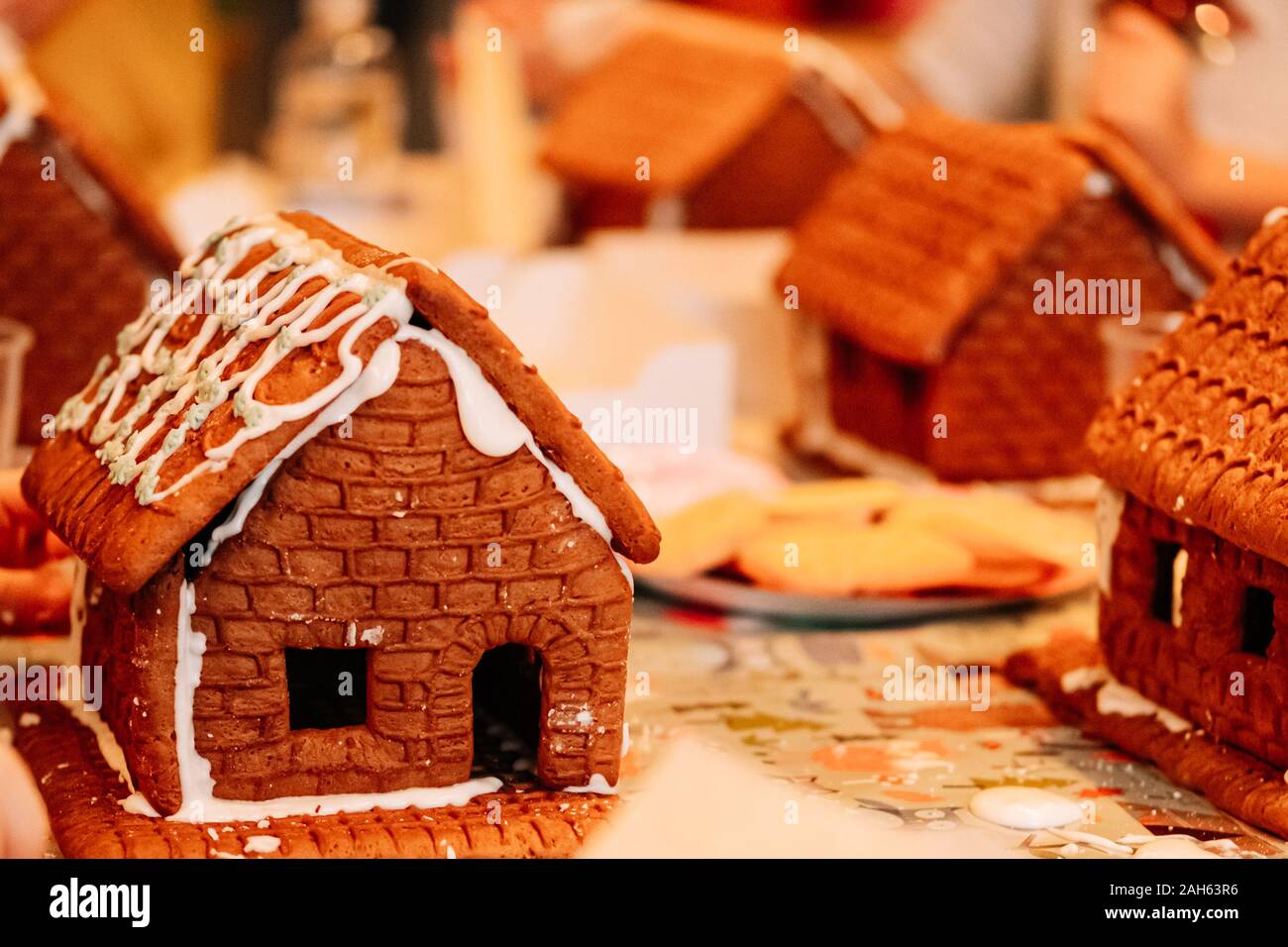 Kochen Lebkuchen Cookies Ein Haus Der Cookies Fur Santa Kinder Bereiten Sich Darauf Vor Zu Essen Zu Verzieren Des Hauses Stockfotografie Alamy