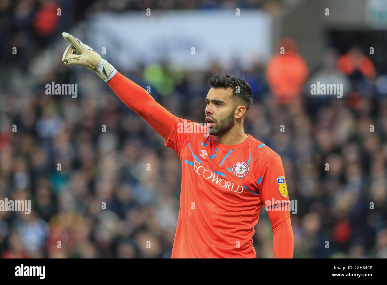 21. Dezember 2019, der Weißdorn, West Bromwich, England; Sky Bet Meisterschaft, West Bromwich Albion v Brentford: David Raya (1) von Brentford gibt seinem Team Anweisungen Credit: Mark Cosgrove/News Bilder Stockfoto