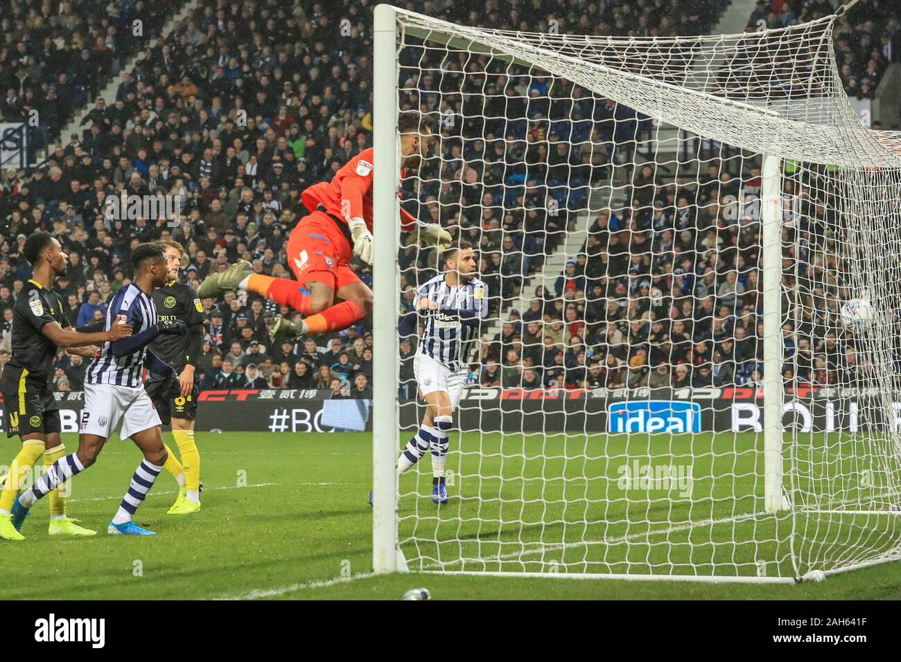 21. Dezember 2019, der Weißdorn, West Bromwich, England; Sky Bet Meisterschaft, West Bromwich Albion v Brentford: Darnell Furlong (2) von West Bromwich Albion Kerben zu machen es 1-1 Credit: Mark Cosgrove/News Bilder Stockfoto
