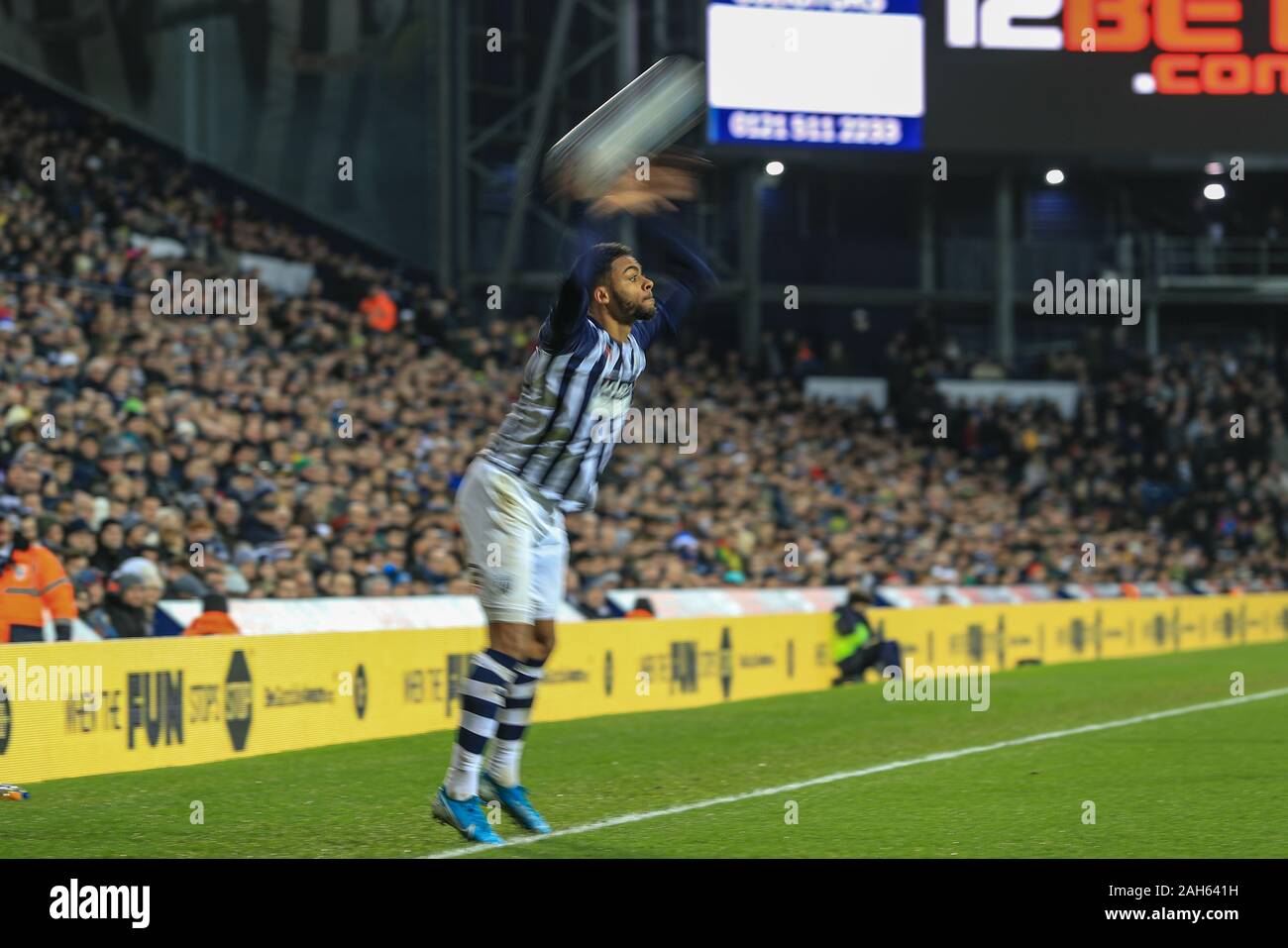21. Dezember 2019, der Weißdorn, West Bromwich, England; Sky Bet Meisterschaft, West Bromwich Albion v Brentford: Darnell Furlong (2) von West Bromwich Albion nimmt einen Einwurf Credit: Mark Cosgrove/News Bilder Stockfoto
