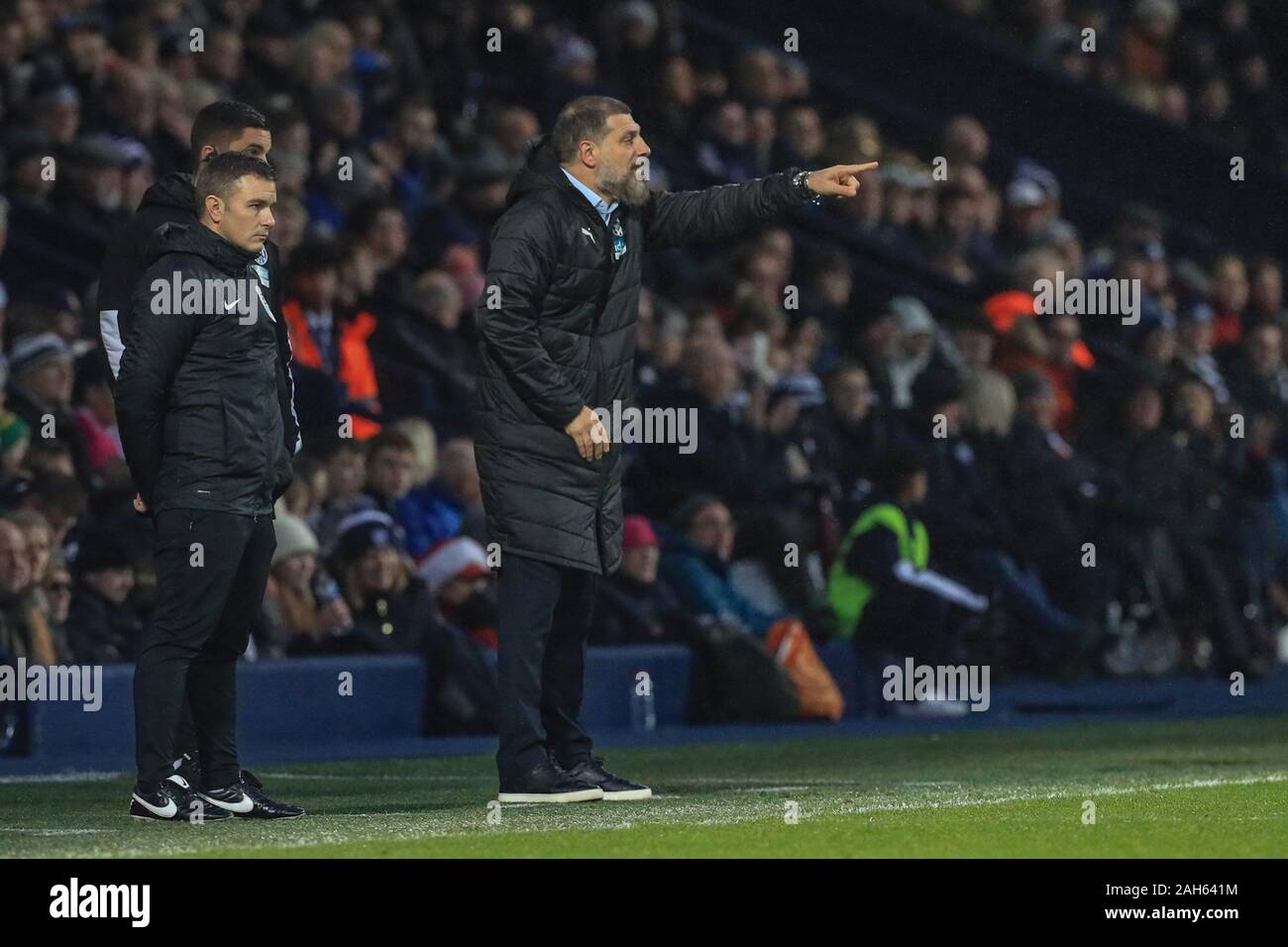 21. Dezember 2019, der Weißdorn, West Bromwich, England; Sky Bet Meisterschaft, West Bromwich Albion v Brentford: Slaven Bilic Manager von West Bromwich Albion gibt seinem Team Anweisungen Credit: Mark Cosgrove/News Bilder Stockfoto