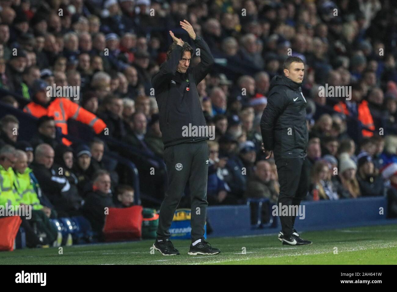 21. Dezember 2019, der Weißdorn, West Bromwich, England; Sky Bet Meisterschaft, West Bromwich Albion v Brentford: Thomas Frank, Leiter des Brentford begrüßt die Fans, da sie Singe Seinen Namen: Mark Cosgrove/News Bilder Stockfoto