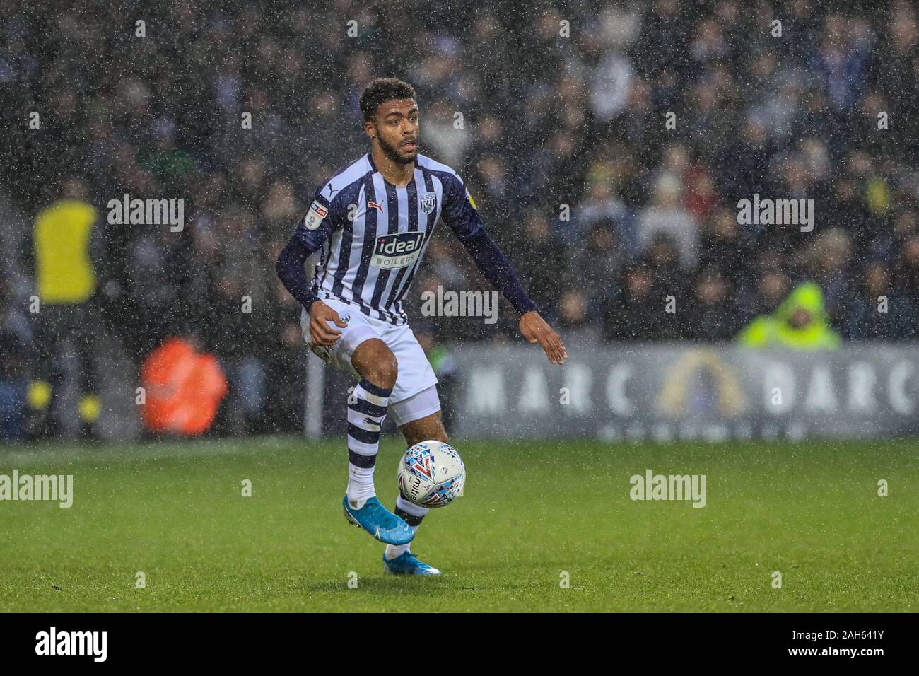 21. Dezember 2019, der Weißdorn, West Bromwich, England; Sky Bet Meisterschaft, West Bromwich Albion v Brentford: Darnell Furlong (2) von West Bromwich Albion während des Spiels Credit: Mark Cosgrove/News Bilder Stockfoto
