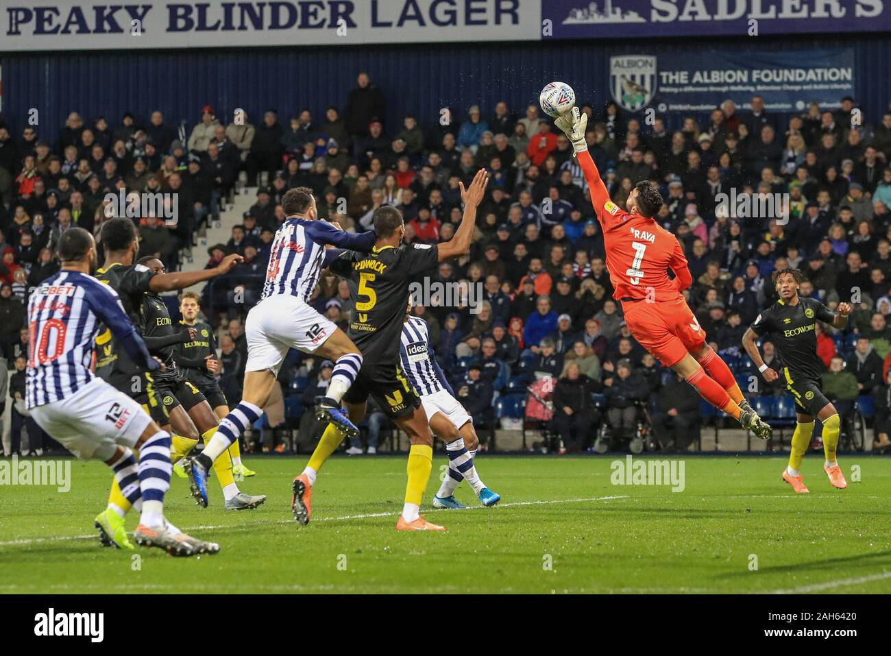21. Dezember 2019, der Weißdorn, West Bromwich, England; Sky Bet Meisterschaft, West Bromwich Albion v Brentford: David Raya (1) von Brentford macht eine Fingerspitze speichern Credit: Mark Cosgrove/News Bilder Stockfoto