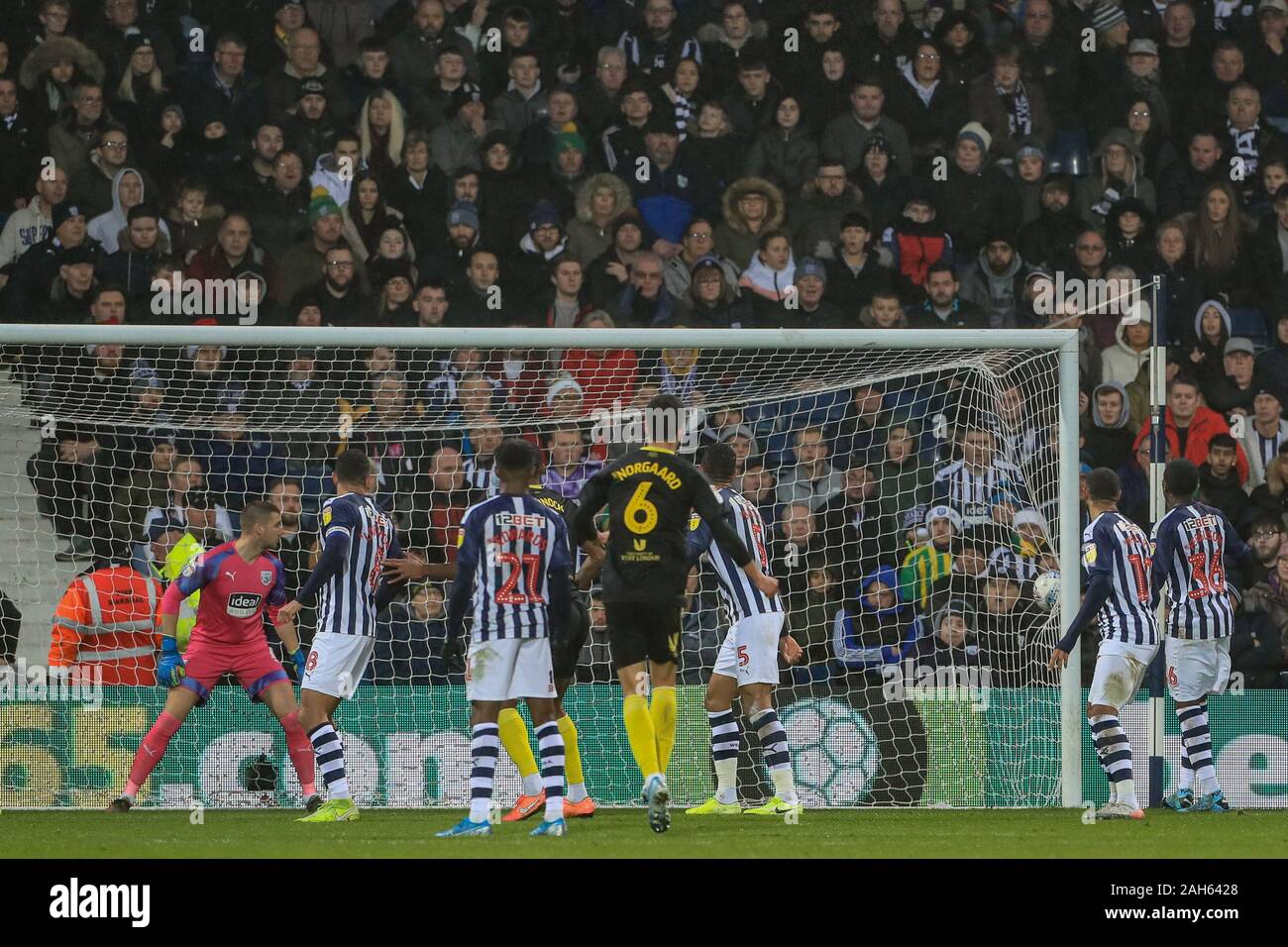 21. Dezember 2019, der Weißdorn, West Bromwich, England; Sky Bet Meisterschaft, West Bromwich Albion v Brentford: Henrik Dalsgaard (22) von Brentford Kerben zu machen es 0-1 Credit: Mark Cosgrove/News Bilder Stockfoto