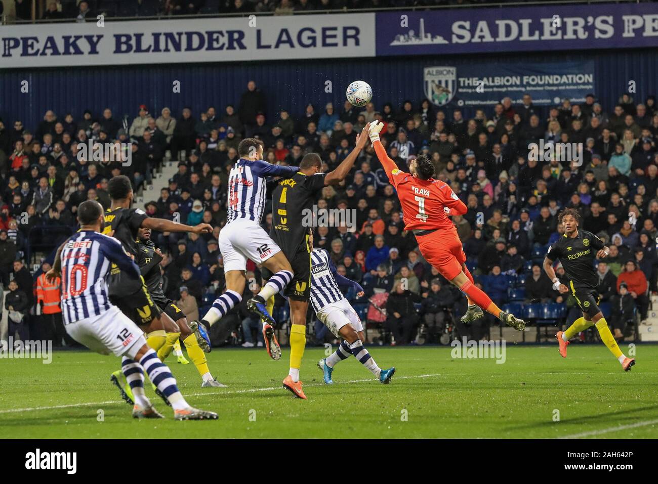 21. Dezember 2019, der Weißdorn, West Bromwich, England; Sky Bet Meisterschaft, West Bromwich Albion v Brentford: David Raya (1) von Brentford macht eine Fingerspitze speichern Credit: Mark Cosgrove/News Bilder Stockfoto