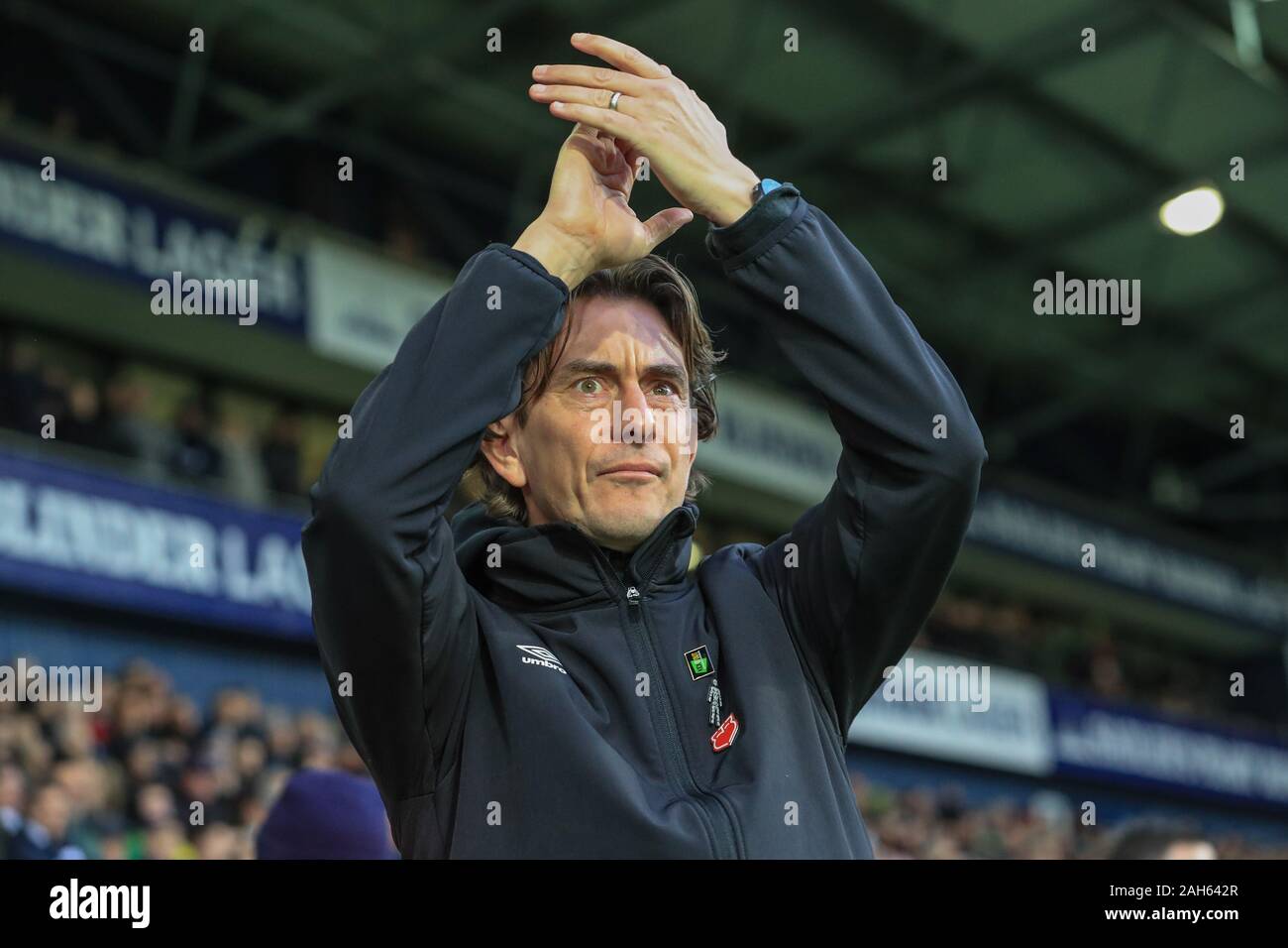 21. Dezember 2019, der Weißdorn, West Bromwich, England; Sky Bet Meisterschaft, West Bromwich Albion v Brentford: Thomas Frank, Leiter des Brentford begrüßt die Fans kurz vor dem Kick-off Credit: Mark Cosgrove/News Bilder Stockfoto