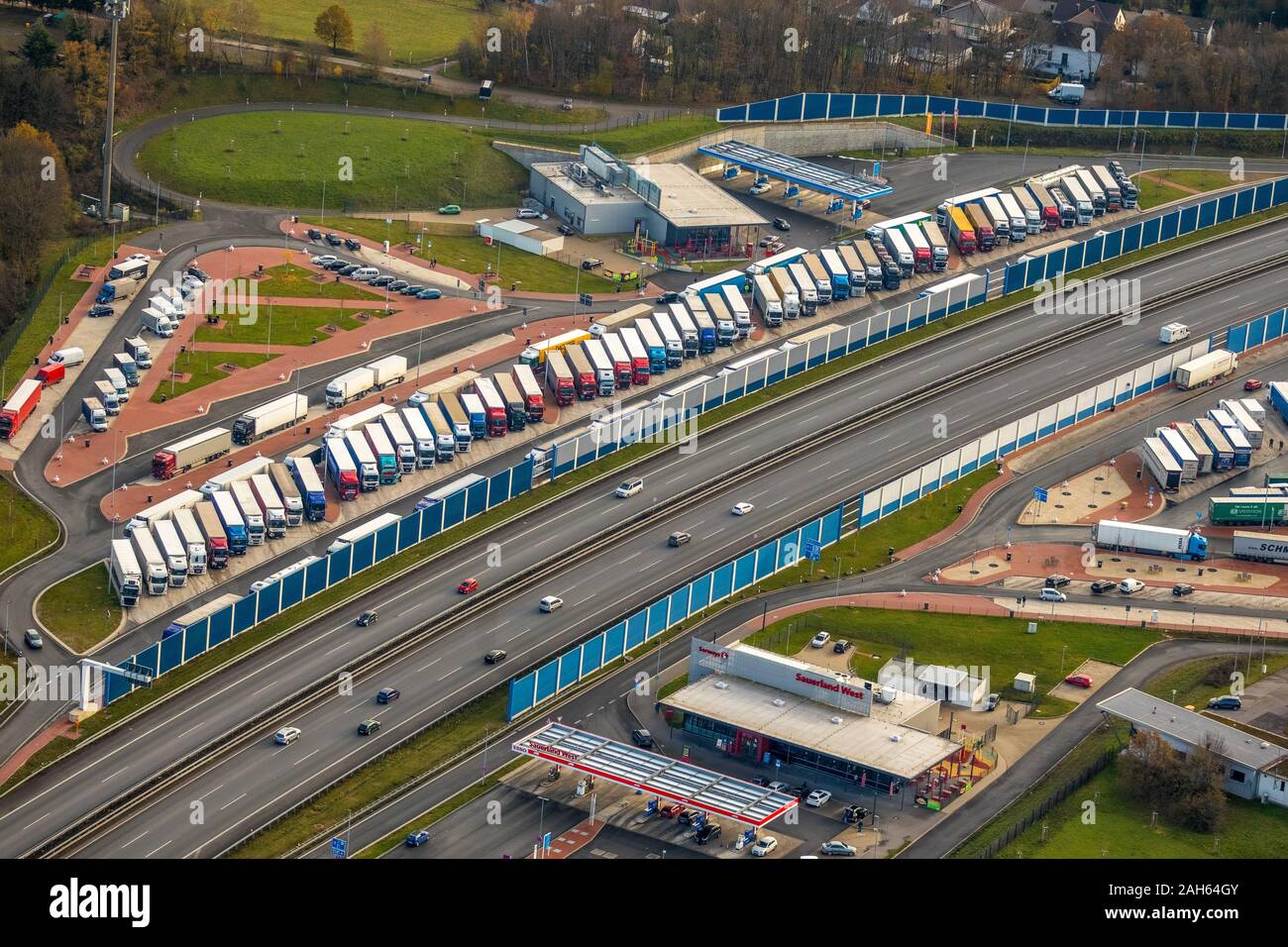 Luftbild, Autobahn A45, Autobahn Raststätte Sauerland West, Rastplatz Sauerland Ost, Parkplätze für Lkw, Lüdenscheid, Märkischer Kreis, Stockfoto