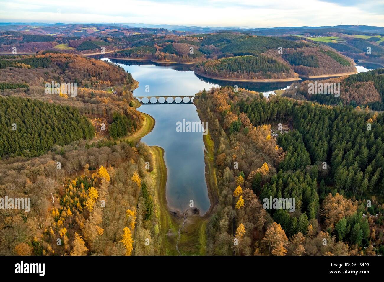 Luftbild, Versetalsperre, Klamer Brücke, Wasser Reflexion, geringe Wasser bei der Bank, Lüdenscheid, Märkischer Kreis, Sauerland, Nordrhein-Westfalen Stockfoto