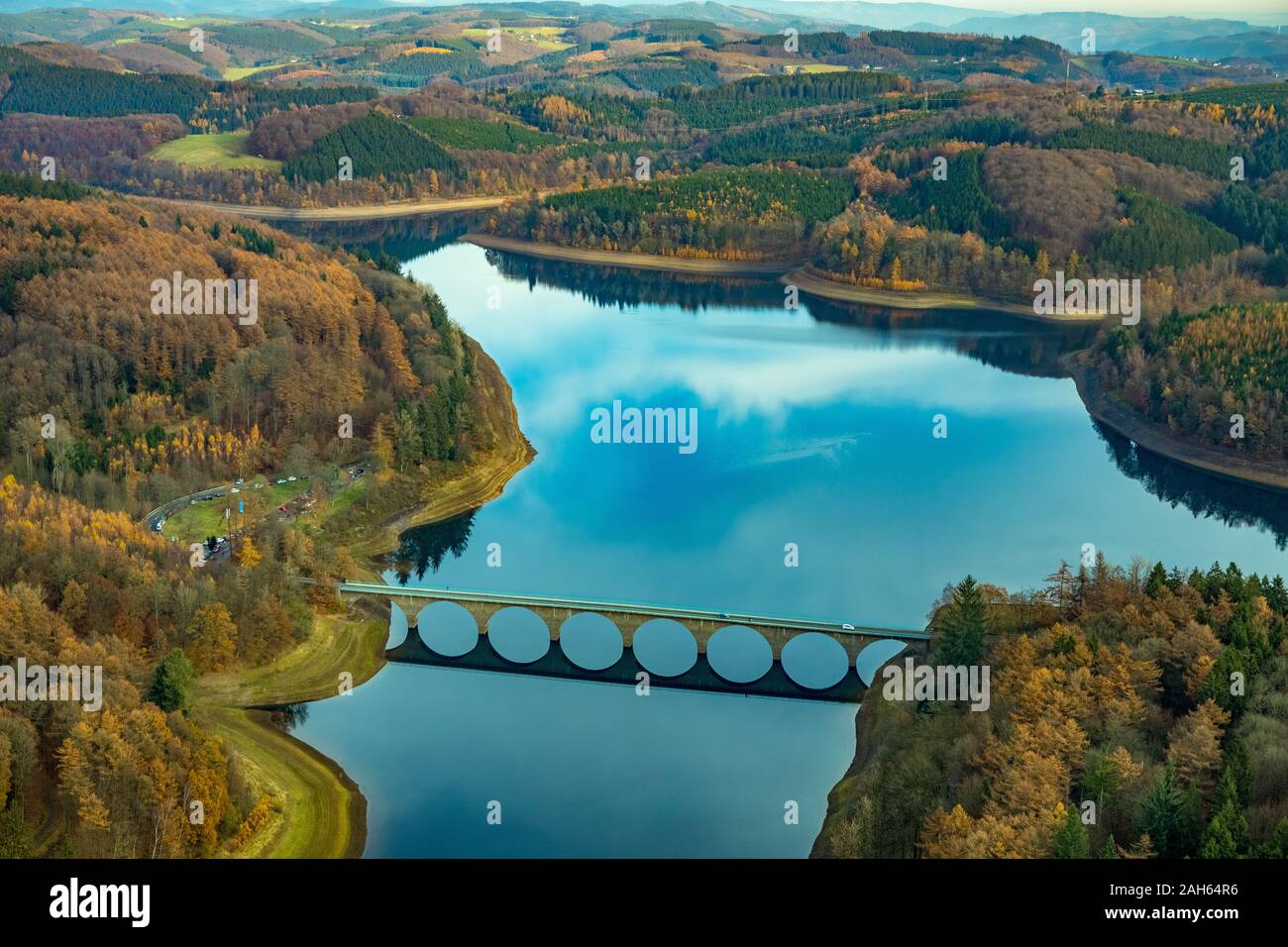 Luftbild, Versetalsperre, Klamer Brücke, Wasser Reflexion, geringe Wasser bei der Bank, Lüdenscheid, Märkischer Kreis, Sauerland, Nordrhein-Westfalen Stockfoto