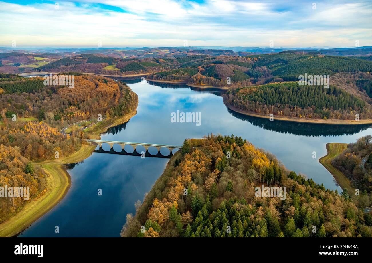 Luftbild, Versetalsperre, Klamer Brücke, Wasser Reflexion, geringe Wasser bei der Bank, Lüdenscheid, Märkischer Kreis, Sauerland, Nordrhein-Westfalen Stockfoto