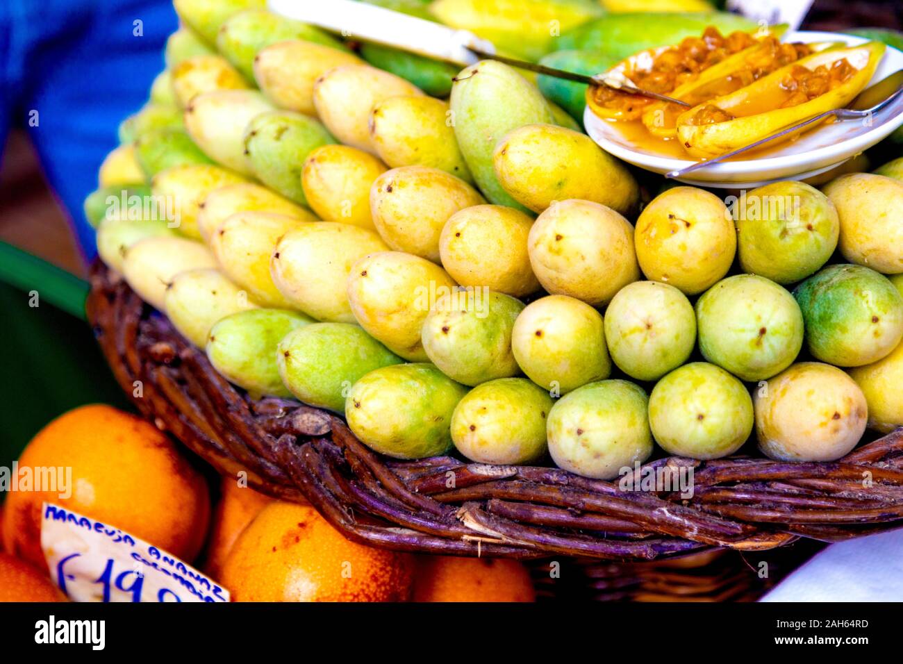 Maracuja Bananen, exotische Früchte im Mercado dos Lavradores, Funchal, Madeira Stockfoto