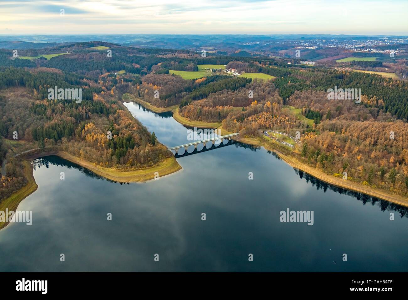 Luftbild, Versetalsperre, Klamer Brücke, Wasser Reflexion, geringe Wasser bei der Bank, Lüdenscheid, Märkischer Kreis, Sauerland, Nordrhein-Westfalen Stockfoto