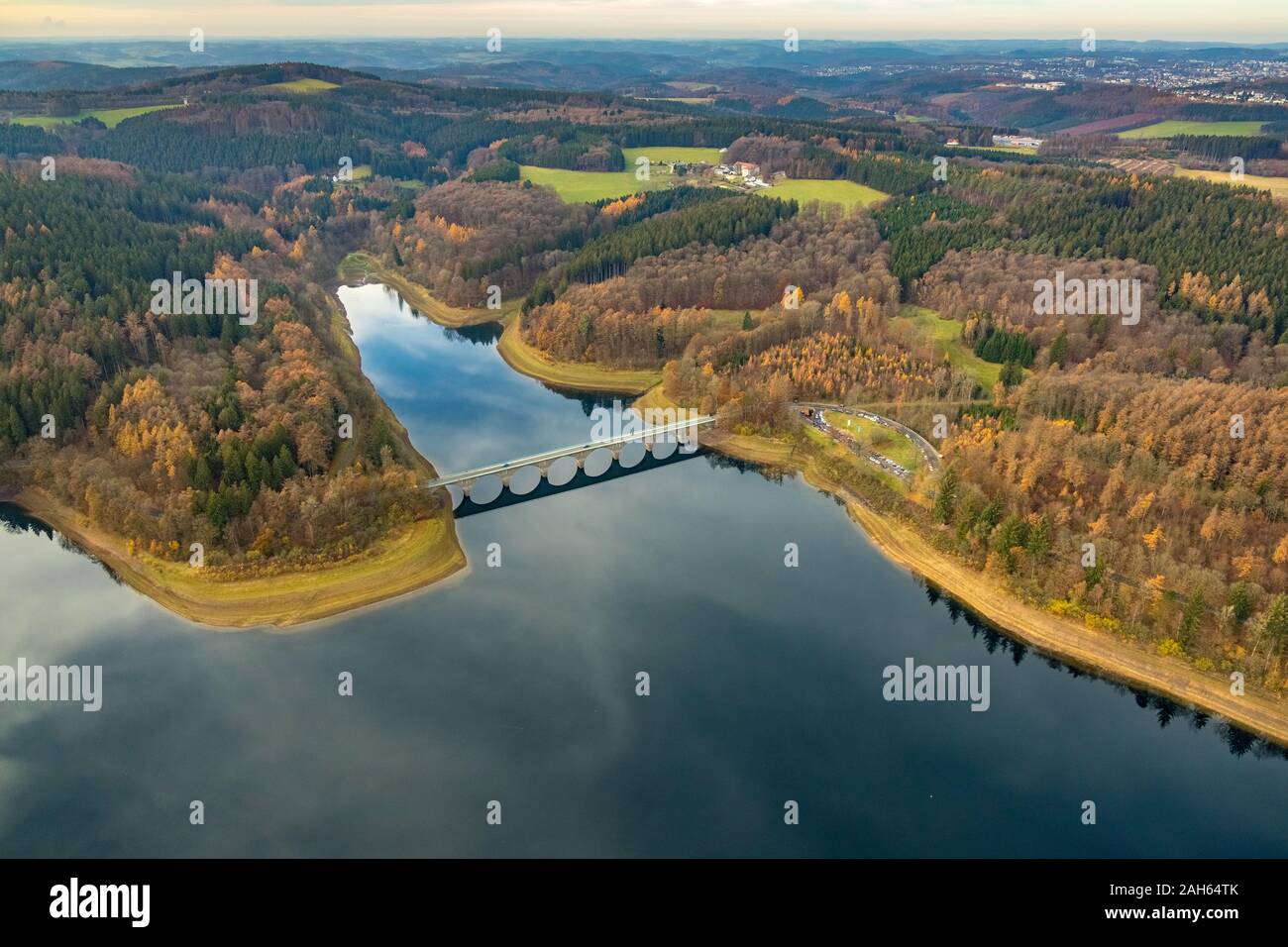 Luftbild, Versetalsperre, Klamer Brücke, Wasser Reflexion, geringe Wasser bei der Bank, Lüdenscheid, Märkischer Kreis, Sauerland, Nordrhein-Westfalen Stockfoto