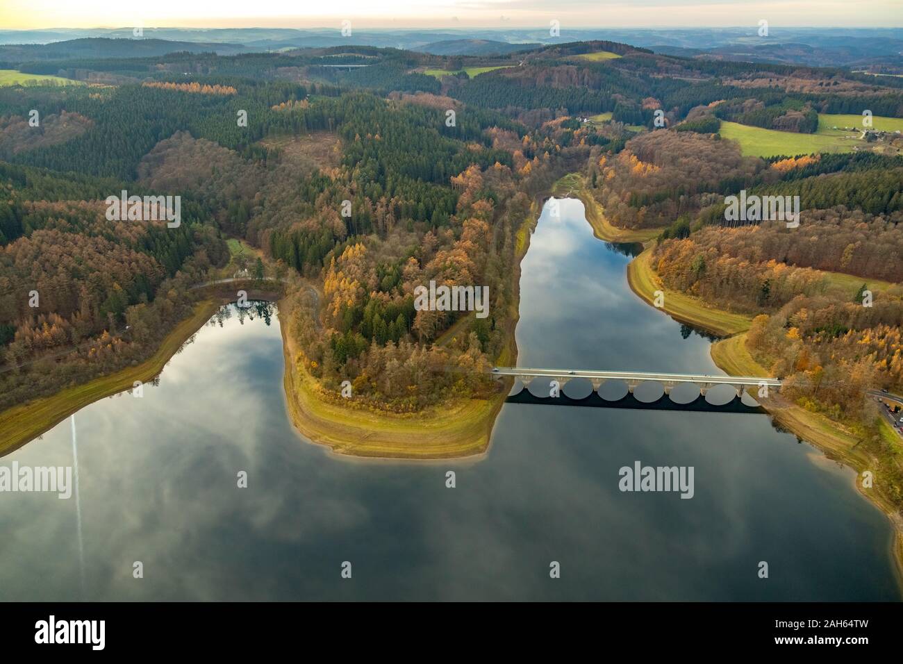 Luftbild, Versetalsperre, Klamer Brücke, Wasser Reflexion, geringe Wasser bei der Bank, Lüdenscheid, Märkischer Kreis, Sauerland, Nordrhein-Westfalen Stockfoto
