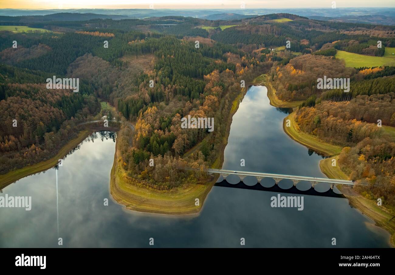 Luftbild, Versetalsperre, Klamer Brücke, Wasser Reflexion, geringe Wasser bei der Bank, Lüdenscheid, Märkischer Kreis, Sauerland, Nordrhein-Westfalen Stockfoto