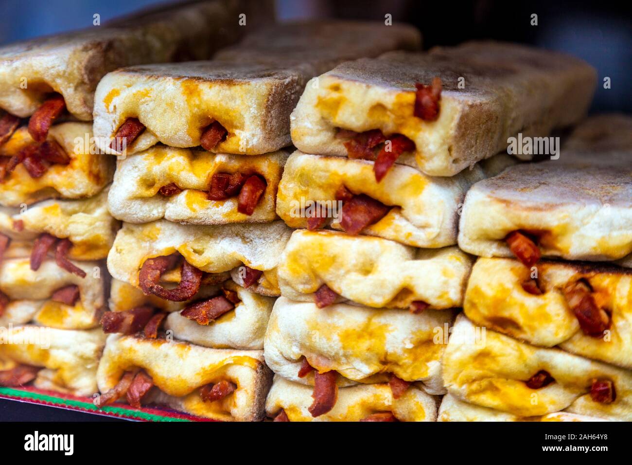 Traditionelles Madeiran-Brot mit Chorizo (Bolo do Caco) in der Rua Dr. Fernao de Ornelas, Funchal, Madeira Stockfoto