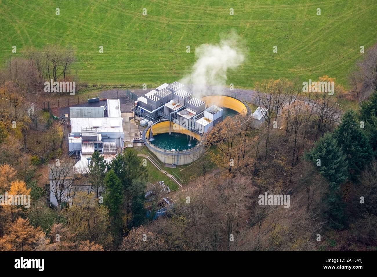 Luftbild, Otto Fuchs KG, Metallindustrie, Meinerzhagen, Sauerland, Märkischer Kreis, Nordrhein-Westfalen, Deutschland, DE, Europa, Vögel - Augen v Stockfoto
