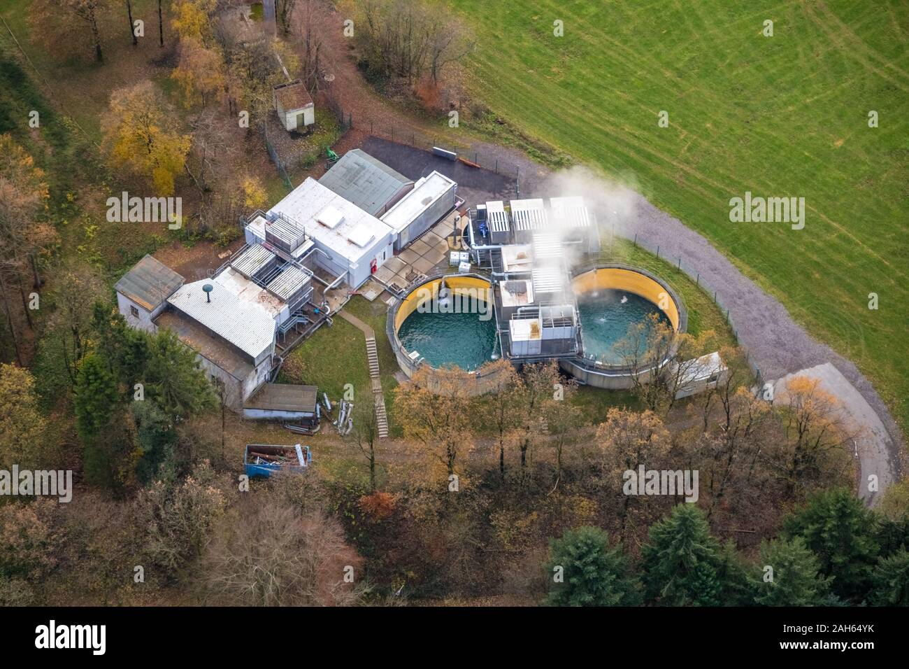 Luftbild, Otto Fuchs KG, Metallindustrie, Meinerzhagen, Sauerland, Märkischer Kreis, Nordrhein-Westfalen, Deutschland, DE, Europa, Vögel - Augen v Stockfoto