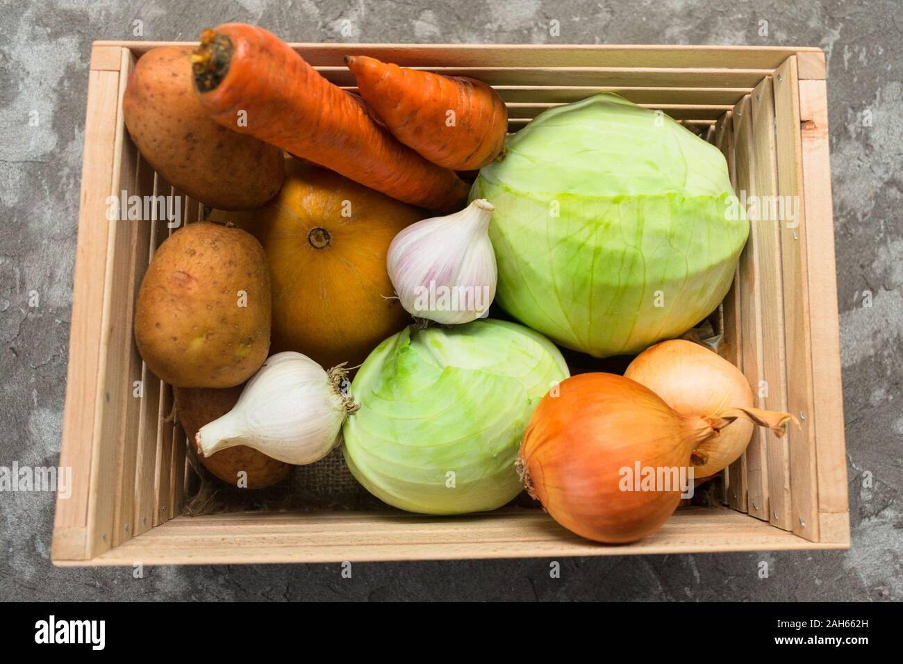 Eine Kiste mit Gemüse Ansicht von oben. Stockfoto