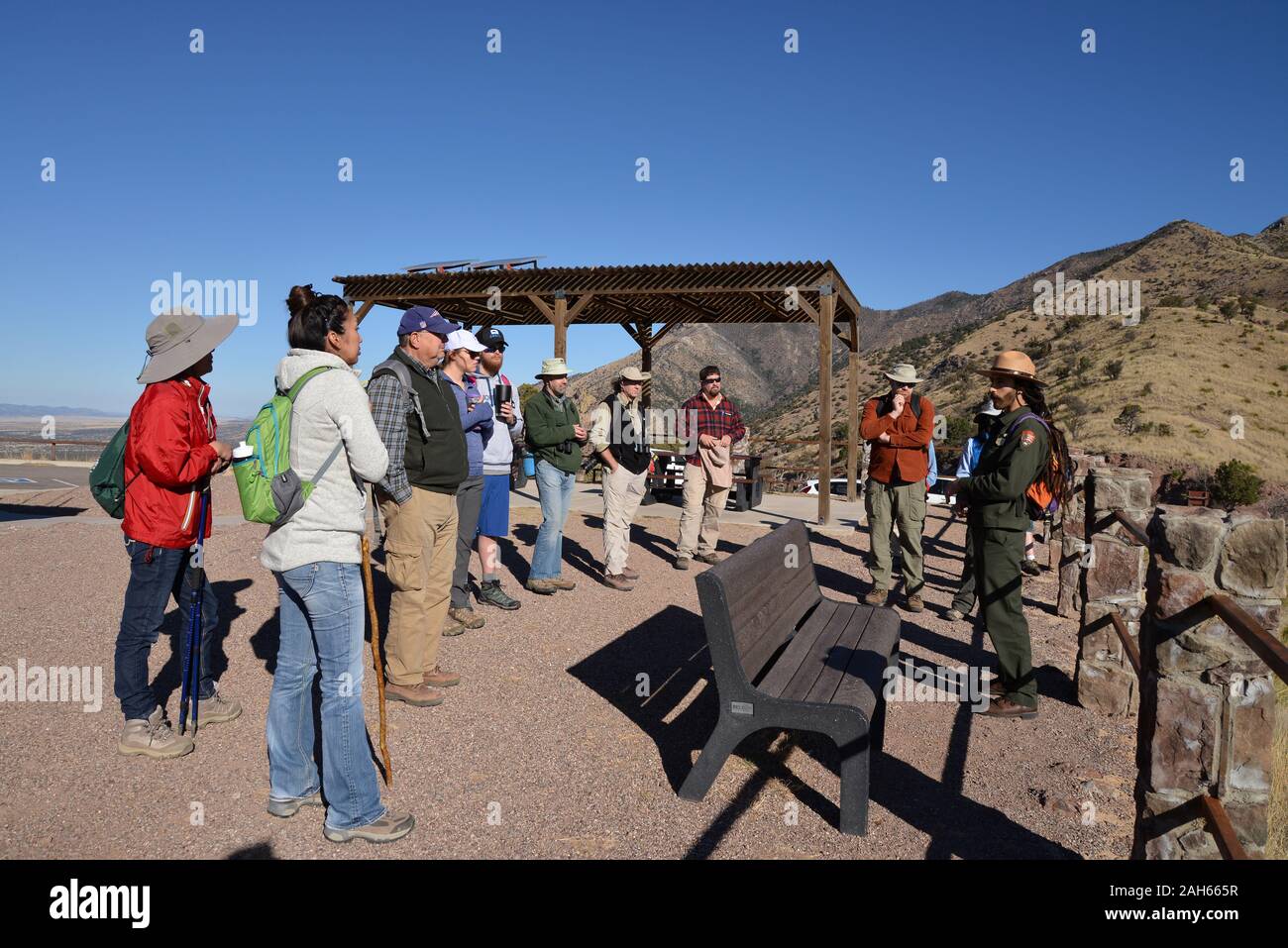 Ein Ranger mit Coronado National Forest erzieht Besucher an Coronado National Memorial Hereford, Arizona, USA. Stockfoto