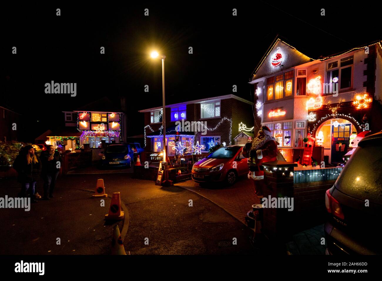 Poole, Großbritannien. 25. Dezember 2019: Wohnhäuser in Poole Leuchten für Weihnachten auf Runton Road. Hauptinhaber Zuschauer mit optionalen Spenden einladen. Quelle: Thomas Faull/Alamy leben Nachrichten Stockfoto