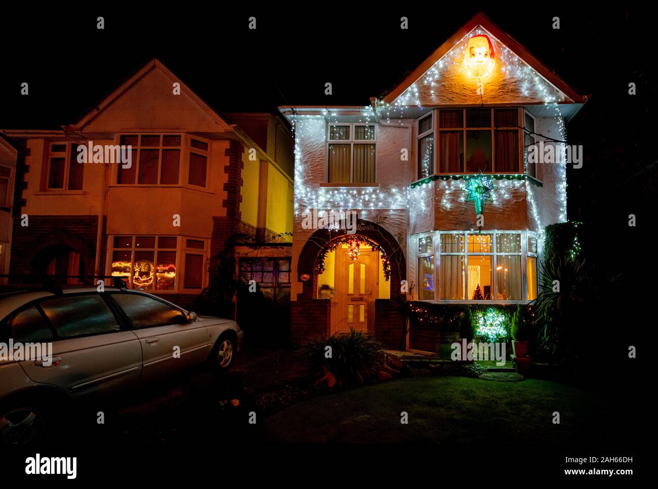Poole, Großbritannien. 25. Dezember 2019: Wohnhäuser in Poole Leuchten für Weihnachten auf Runton Road. Hauptinhaber Zuschauer mit optionalen Spenden einladen. Quelle: Thomas Faull/Alamy leben Nachrichten Stockfoto