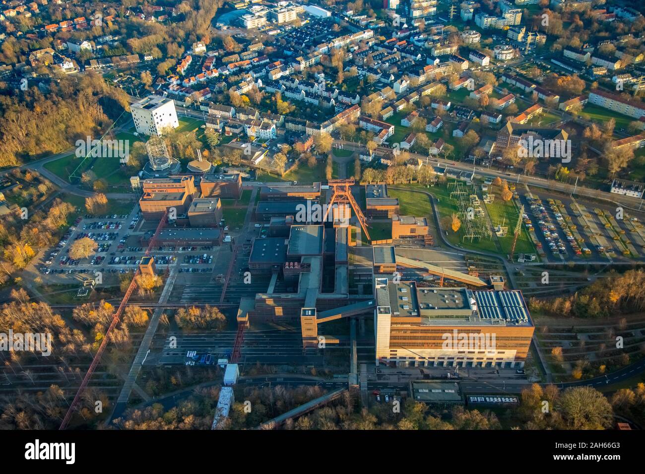 Luftaufnahme Zeche Zollverein, Ruhr Museum, Red Dot Design Museum, Förderturm, SANAA-Gebäude, Essen, Ruhrgebiet, Nordrhein-Westfalen, G Stockfoto