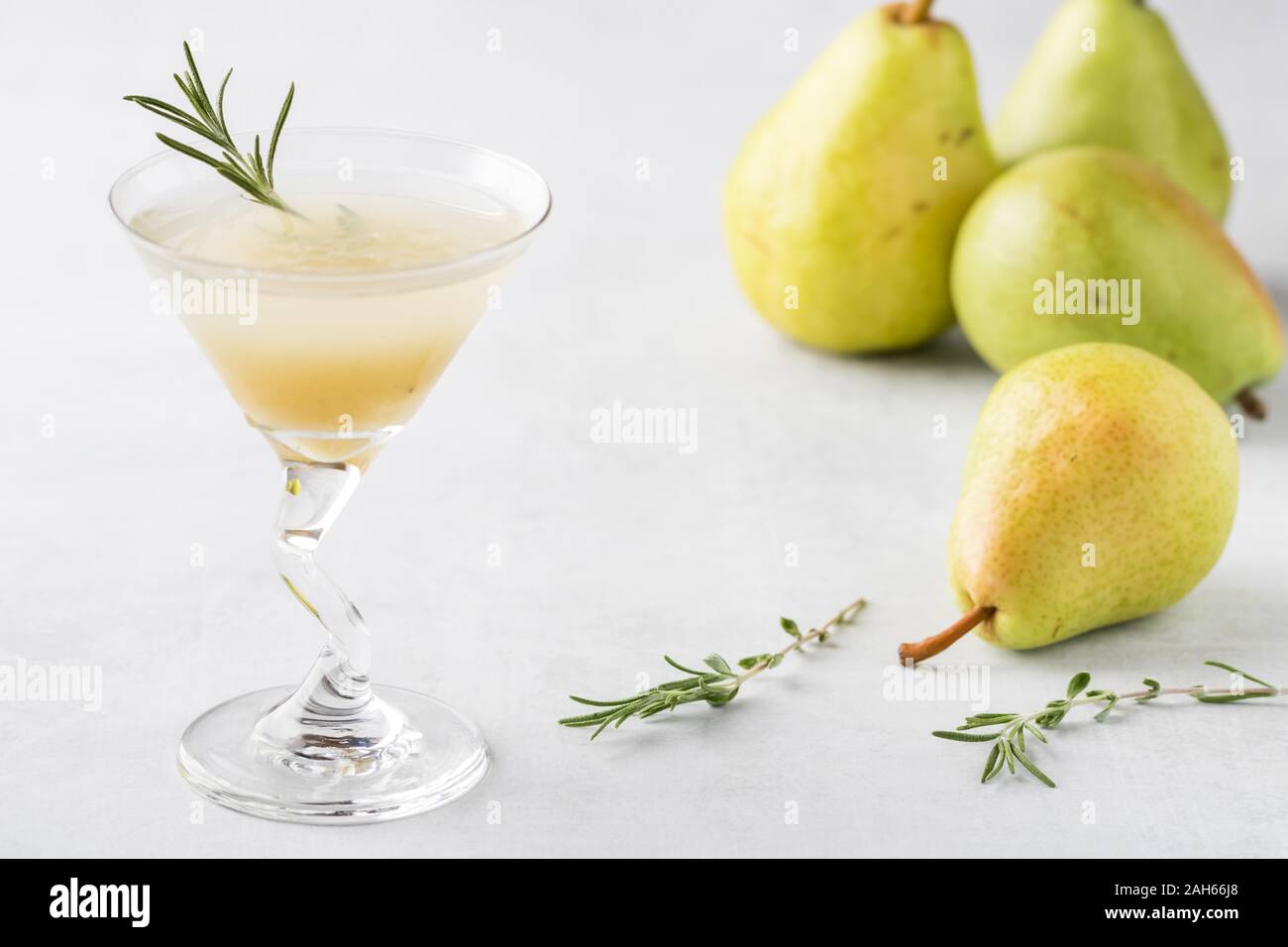 Pear Cocktail mit Rosmarin und Birnen. Stockfoto