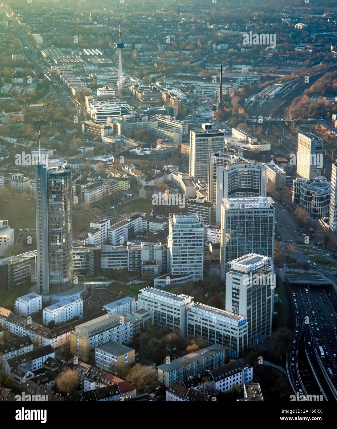 Luftbild, Innere Stadt Geschäftsviertel mit RWE-Turm und Fernsehturm Essener Evonik Hauptquartier, die Skyline von Essen, Wolkenkratzer, Essen, Stockfoto