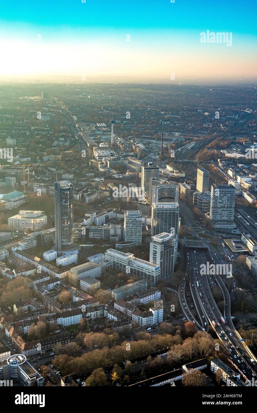 Luftbild, Innere Stadt Geschäftsviertel mit RWE-Turm und Fernsehturm Essener Evonik Hauptquartier, die Skyline von Essen, Wolkenkratzer, Essen, Stockfoto