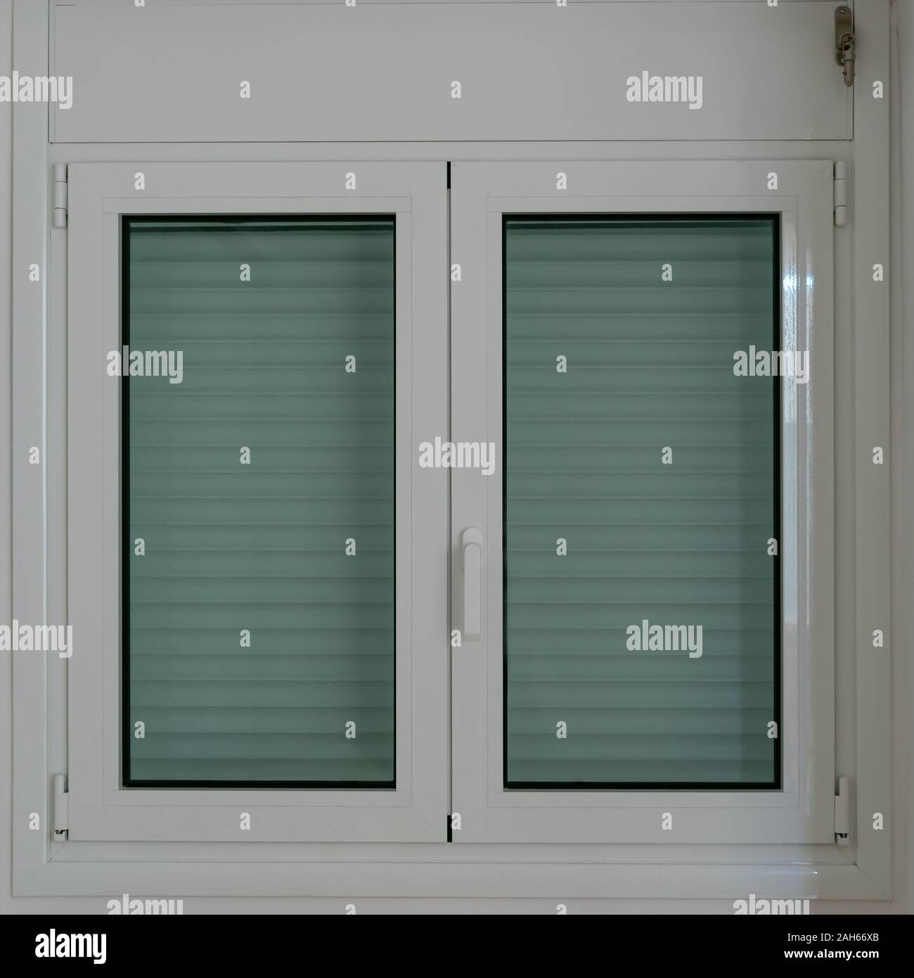 Doppel kippen und drehen Aluminium thermische Trennung Fenster mit den vertikalen Fliegengitter und Rolling Shutter, Flügel-fenster mit Europäischen nut Mechanismus Stockfoto