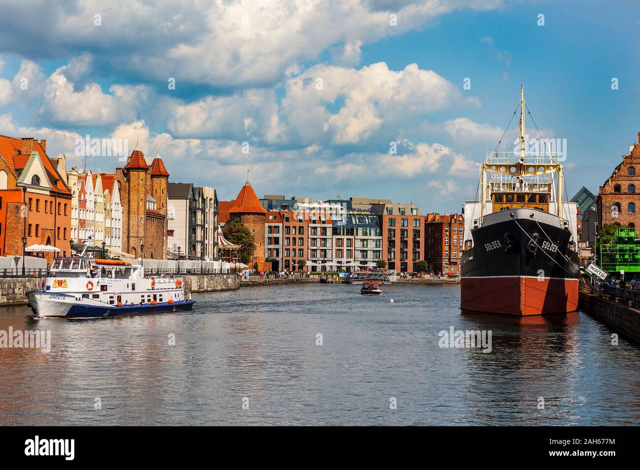 Alte Mottlau in Danzig mit Museum bulk carrier Schiff Soldek, turistic Schiff Danuta und Angeln Damm im Hintergrund Stockfoto
