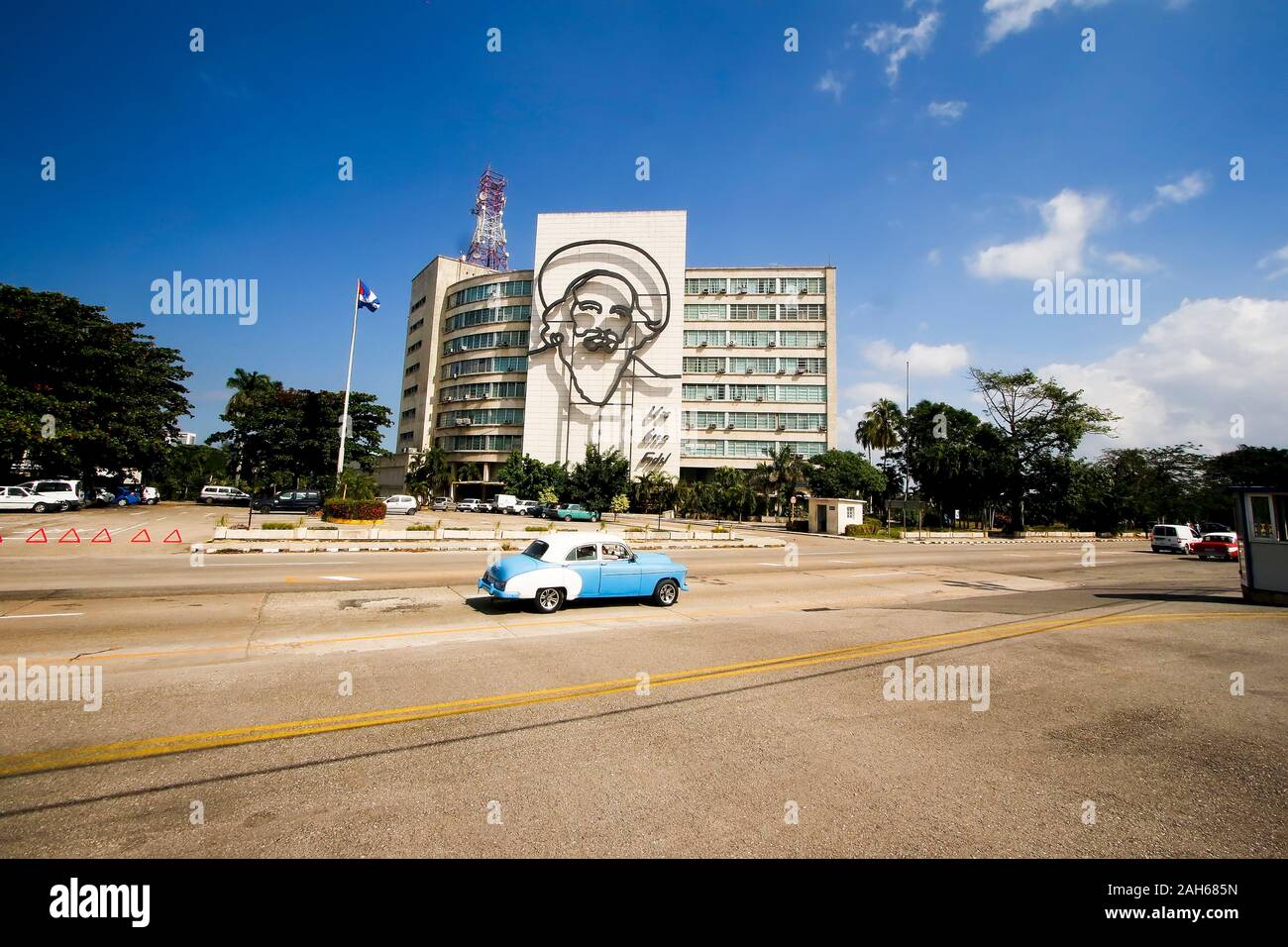 Camilo Cienfuegos Abbild auf der Fassade der Ministerium für Information, auf dem Platz der Revolution, Havanna, Kuba Stockfoto