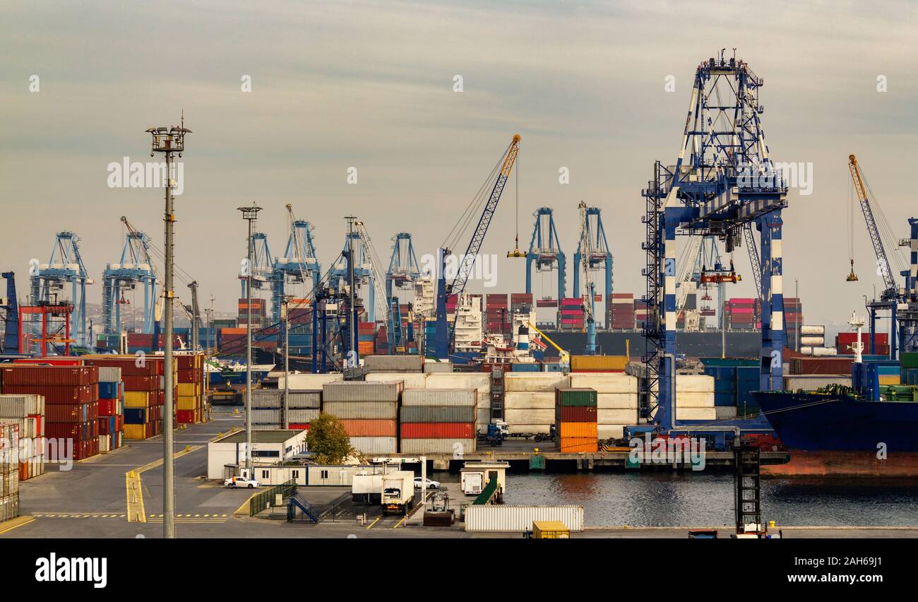 Gewerblichen Güterverkehr. Versand Fracht Hafen mit Kran. Sea Transport International. Containerschiff im Import und Export Geschäft und logist Stockfoto