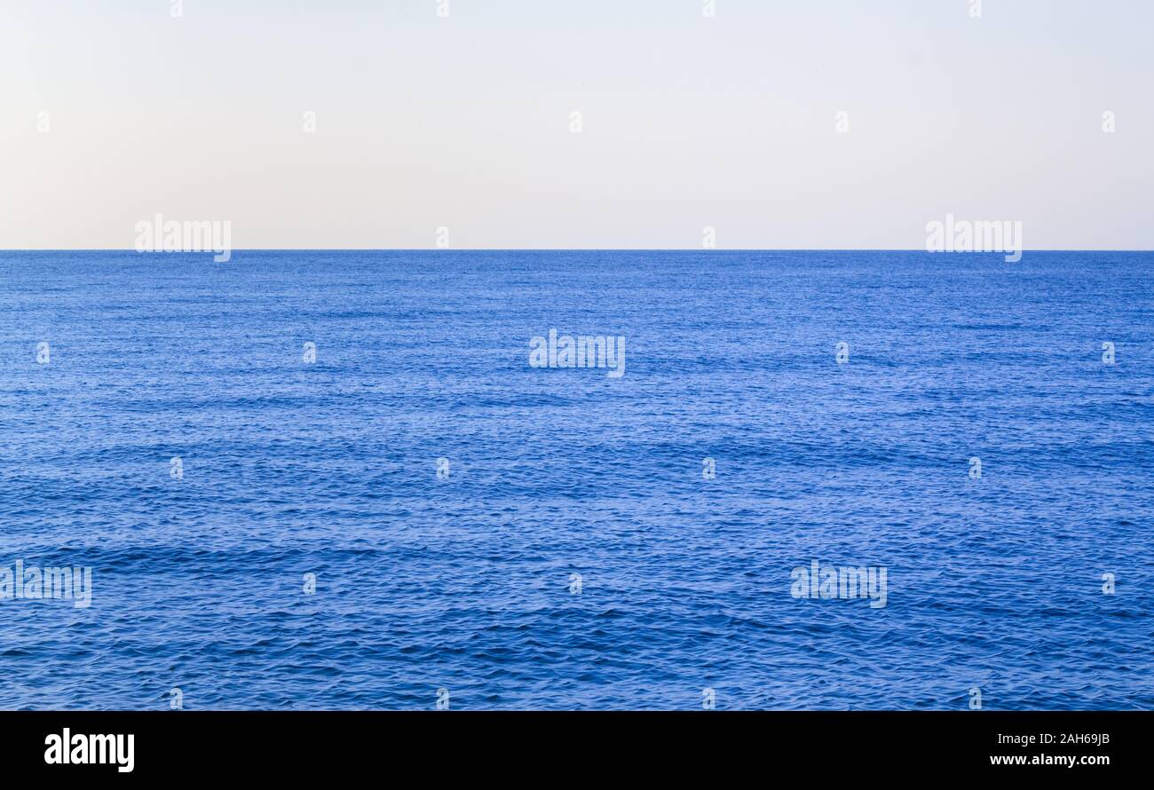 Blauer Himmel und Meer isolierte Hintergrund Landschaft Stockfoto