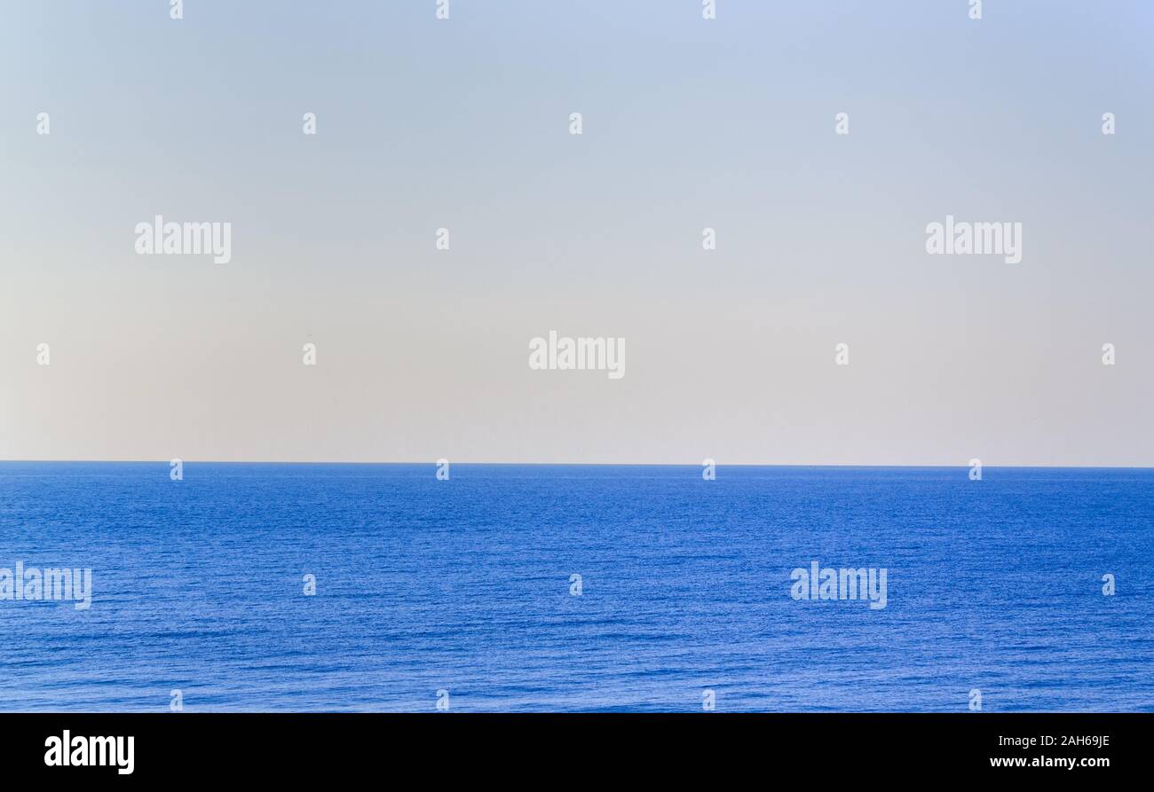 Blauer Himmel und Meer isolierte Hintergrund Landschaft Stockfoto