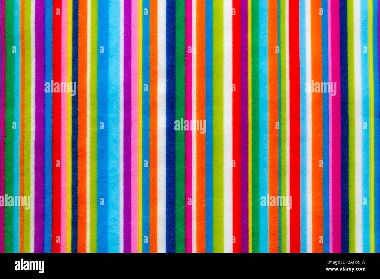 Mehrfarbige vertikale Linien Muster Hintergrund auf Stoff Textur Stockfoto