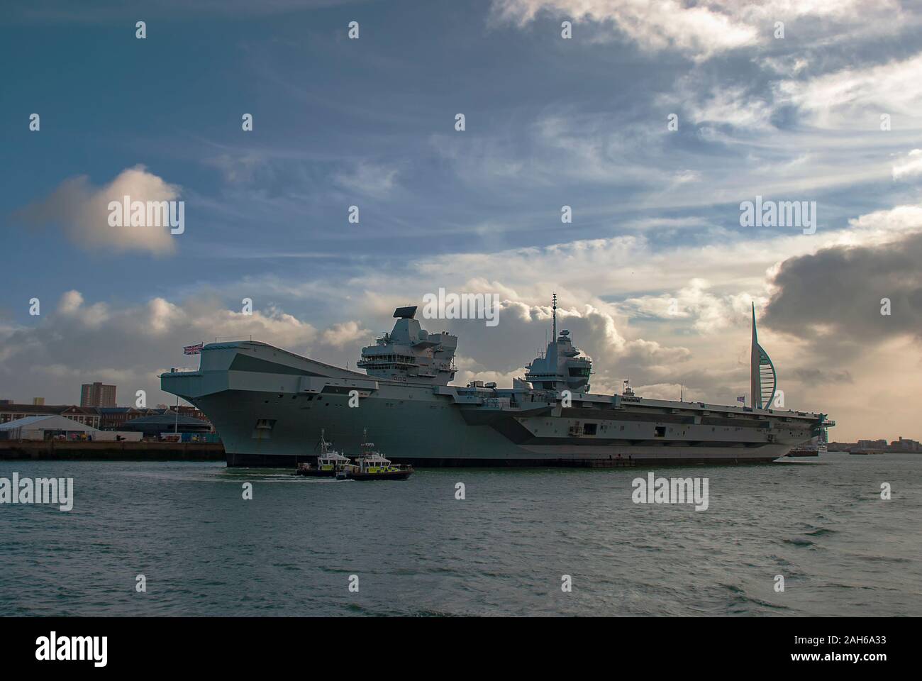 Die Royal Navy Flugzeugträger HMS Prince of Wales (RO9) in Portsmouth, UK angedockt Stockfoto