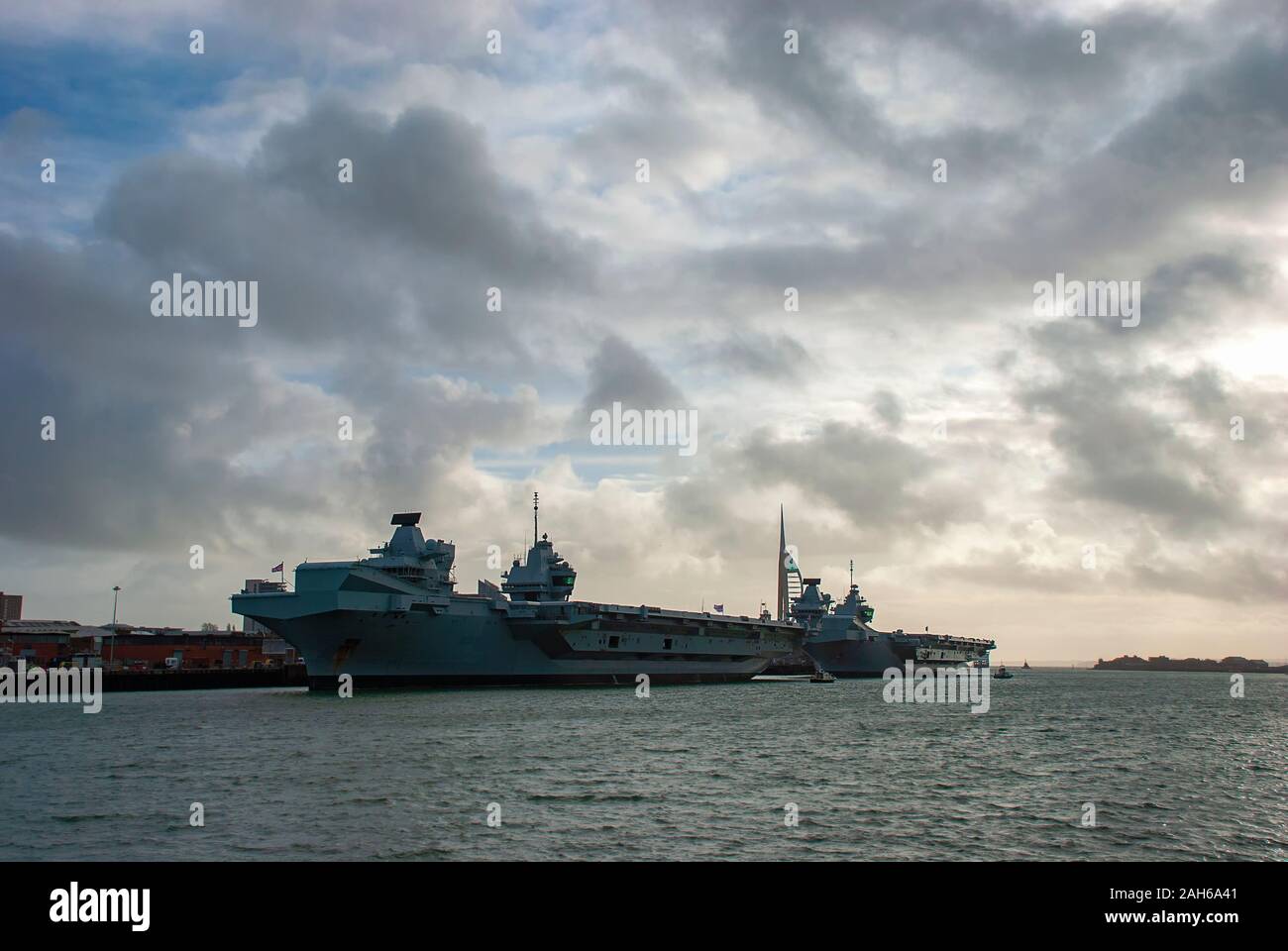Die königliche Navys Flugzeugträger HMS Queen Elizabeth und HMS Prince of Wales angedockt in Portsmouth, England Stockfoto