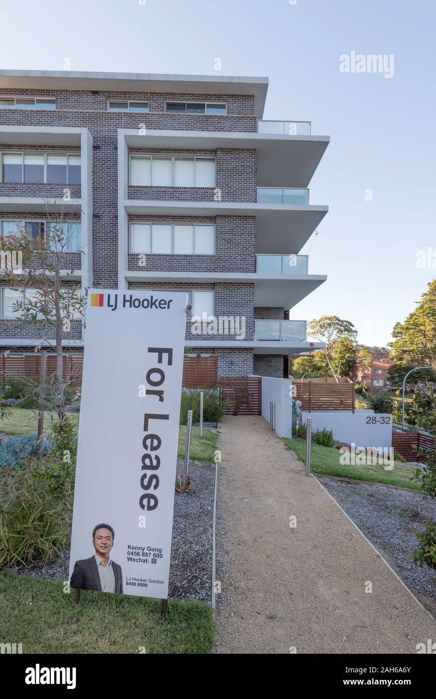 Ein für die Lease Zeichen außerhalb ein mehrstöckiges Wohnhaus in der Sydney Vorort von Gordon, New South Wales, Australien Stockfoto