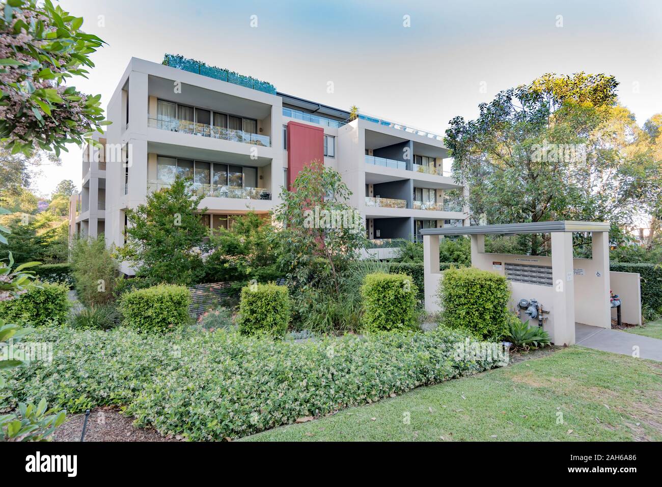 Ein modernes, mehrstöckiges Wohnhaus in wunderschönen Gärten und Bäume in der Sydney Vorort von Gordon, New South Wales, Australien eingestellt Stockfoto