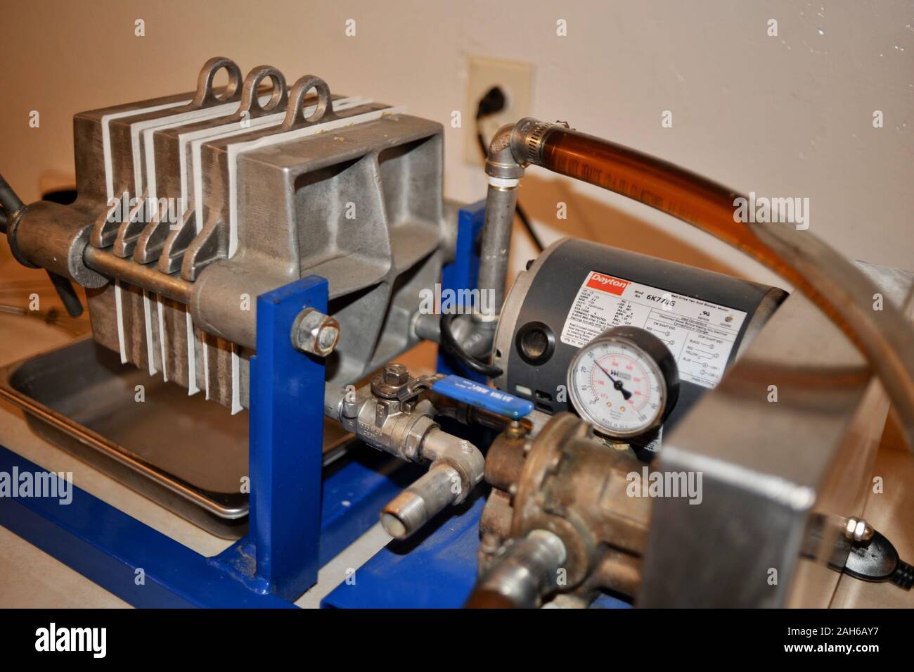 Filterung neu, Ahornsirup, Abfüllung in einem kleinen Sugar Shack, Wisconsin. Stockfoto