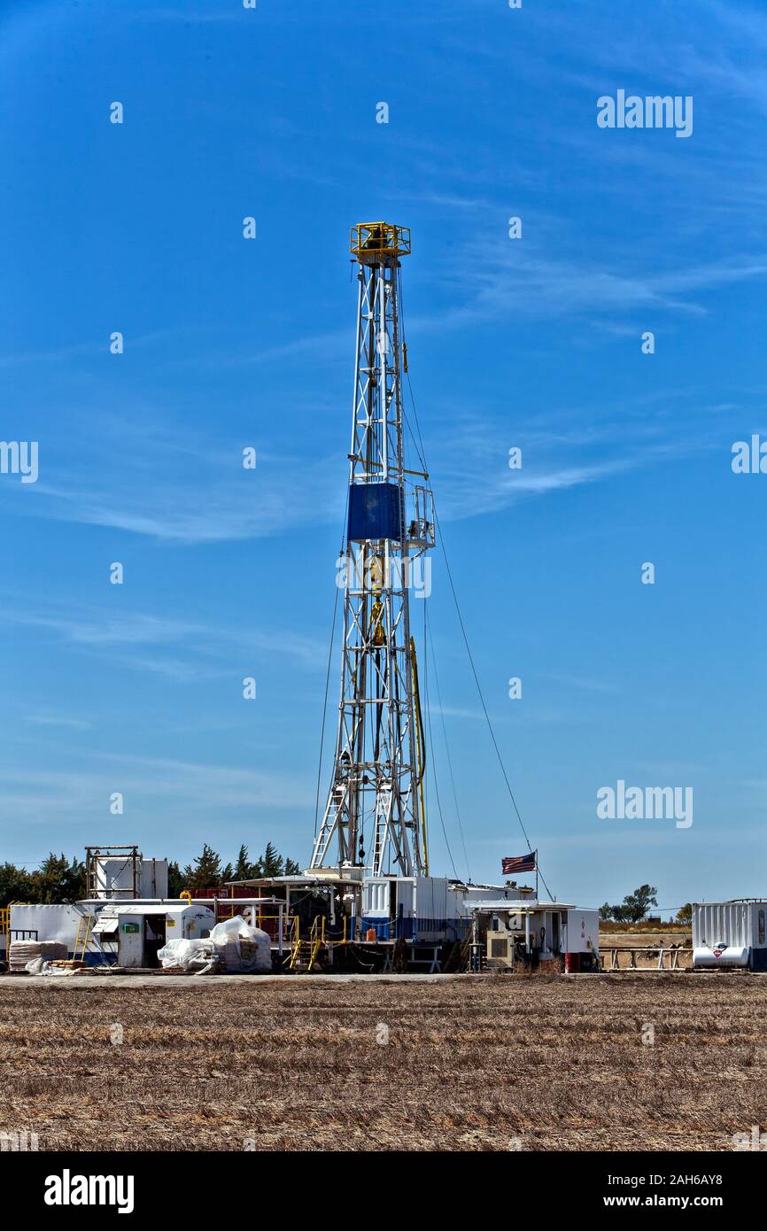 Flex Ölplattform in geerntet Weizenfeld, Kansas. Stockfoto