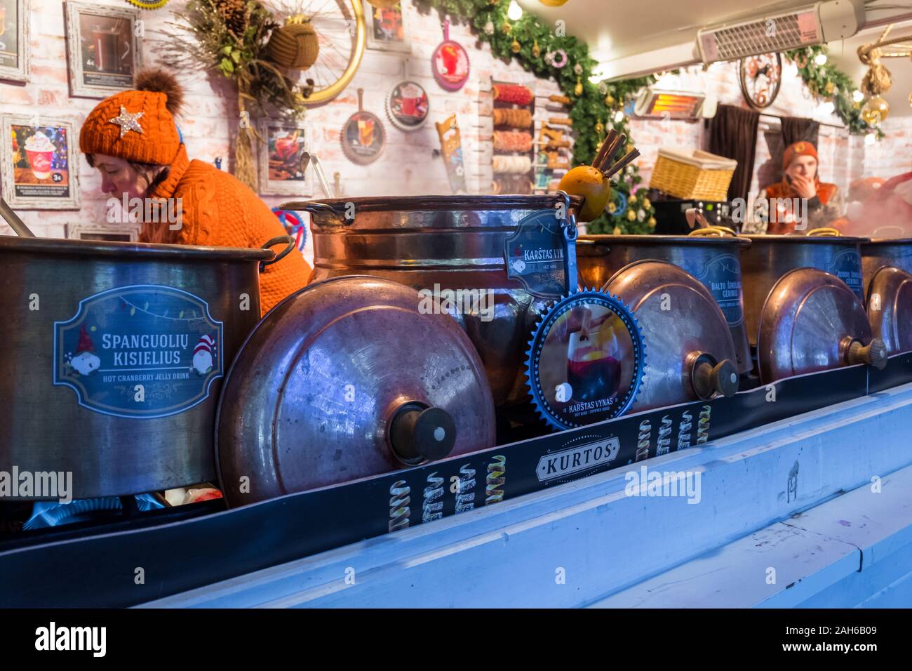 Vilnius, Litauen - 15. Dezember 2019: Großes Kupfer Töpfe für heiße cranberry Kisiel, Glühwein und heiße Schokolade auf den Weihnachtsmarkt in Vilnius Stockfoto