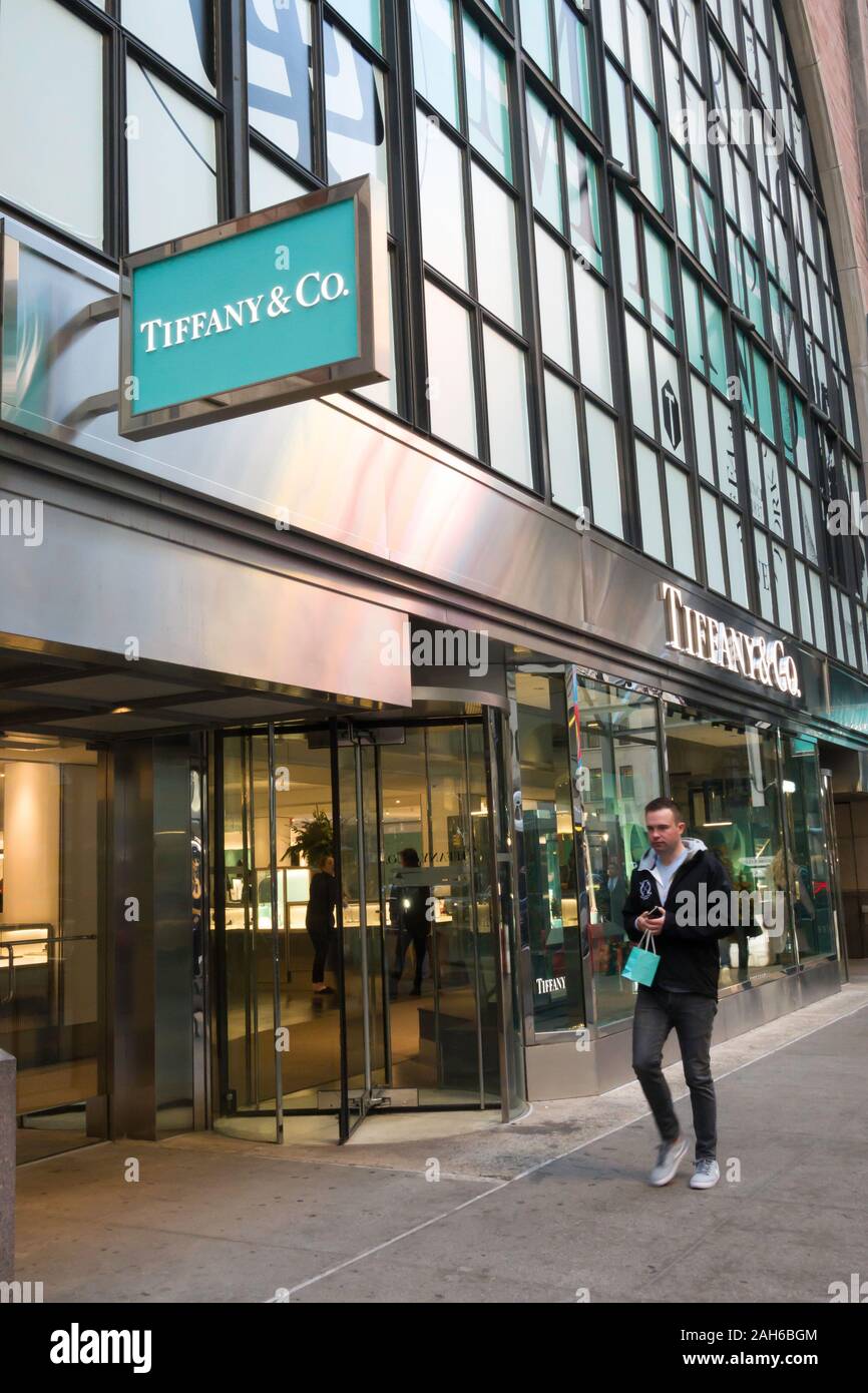 Tiffany & Co Flaggschiff ist ein Luxus Schmuck und Zubehör Store auf der Fifth Avenue, New York City, USA Stockfoto