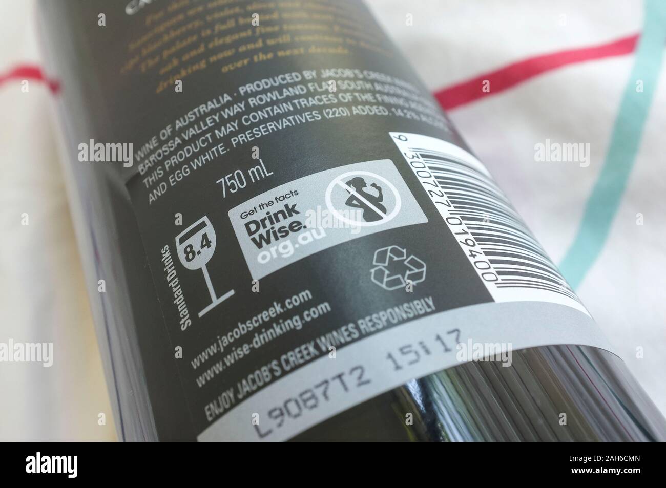 Einen Drink weisen Schilder auf einen Wein Etikett und warnen vor der Gefahr des Trinkens während der Schwangerschaft. Stockfoto