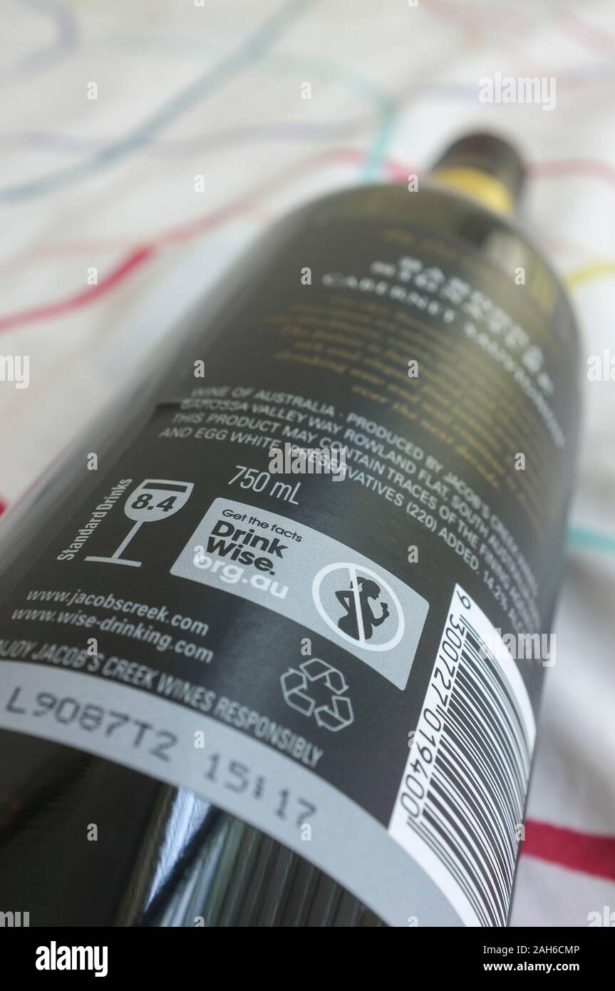 Einen Drink weisen Schilder auf einen Wein Etikett und warnen vor der Gefahr des Trinkens während der Schwangerschaft. Stockfoto